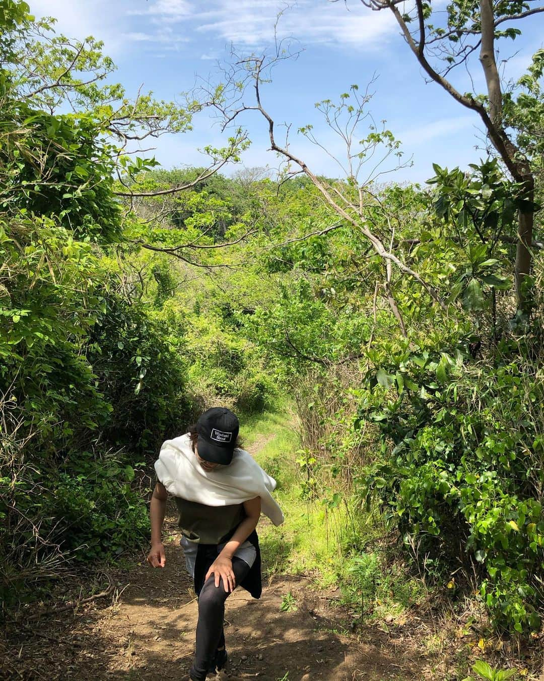 風間ゆみえさんのインスタグラム写真 - (風間ゆみえInstagram)「7:20起床  夫とふたり、運動不足を解消するべく裏山をお散歩、、、という呑気なものでもなく、かなり必死。  肺を鍛える呼吸、毎日がんばろ。  あ、そうでした！  明日、呼吸法、アップします🙇🏻‍♂️ #yumie_k_style」4月26日 21時43分 - yumie_kazama