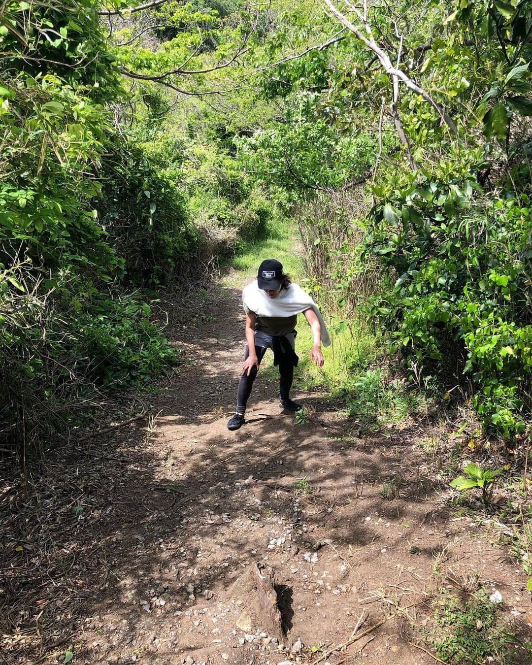 風間ゆみえのインスタグラム：「7:20起床  夫とふたり、運動不足を解消するべく裏山をお散歩、、、という呑気なものでもなく、かなり必死。  肺を鍛える呼吸、毎日がんばろ。  あ、そうでした！  明日、呼吸法、アップします🙇🏻‍♂️ #yumie_k_style」
