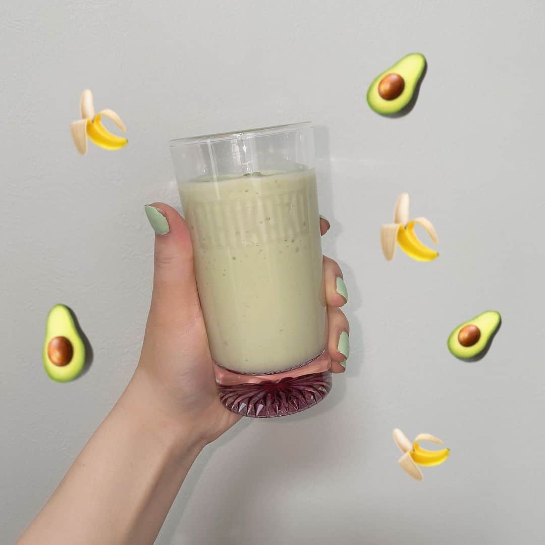のインスタグラム：「🥑＋🍌﻿ ﻿ ﻿ ﻿ I made an avocadobananasmoothie🥛﻿ ﻿ ﻿ ﻿ 美味しくなるんか怖かったけど、完成して飲んでみたら美味しかったし、何より飲みやすかった！バナナの風味の方が強めかな。フルーツの甘みがしっかりとあるのでsugarは入れへんくても全然甘い👼🏻🍼スムージー作りハマりそうっ。﻿ ﻿ みんなの、オススメのスムージあれば教えてくださいな🥰﻿ ﻿ ﻿ ﻿ #スムージ #手作りスムージ #アボカドバナナ #アボカドバナナスムージ #アボカド #バナナジュース #おうち時間 #ミキサー #smoothie #avocado #banana #avocadobanana #avocadobananasmoothie」