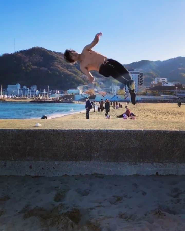 才川コージのインスタグラム：「トンネルフリップ。 これをオシャレにトンネルを歩きながら更新している。 . ふふふ。 #parkour #freerunning #training #パルクール　#アクロバット　#トレーニング」