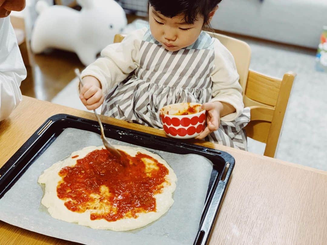 naoko tawaraのインスタグラム：「この土日は引きこもって、一歩も外に出ず。 でも、週末らしくおうちでも楽しめるように娘と一緒にピザをつくる。嬉しそうで何より。 ピザ生地は、@muccida さんが紹介されてた高加水生地を作ってみました。 この生地、これまで家で作った中で1番美味しかった。カリっとしてもちもち。冷蔵庫でゆっくり発酵させるんだけど、その育っていく感じも愛おしい。 次のおやすみは何を一緒にしようかな〜」