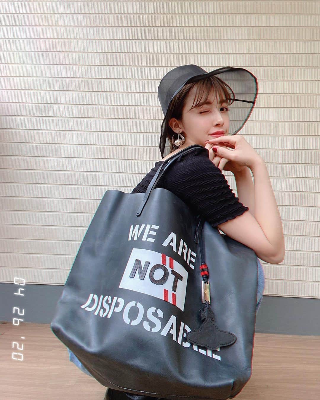 夏焼雅さんのインスタグラム写真 - (夏焼雅Instagram)「どこにも行けないけどお天気良かったから撮ってみたよ♡﻿ bagはやっぱこのくらいの大きさが使いやすいなぁ〜👜﻿ お昼の時間帯はポカポカしてて肌見せできるお洋服も着れて嬉し〜♡﻿ ﻿ #みやフク﻿ トップス: @jouetie_official ﻿ ボトムス : @emoda_official ﻿ ハット: @snidel_official ﻿ シースルー素材でめちゃくちゃにかわいいの♥︎﻿ ちなみにベージュも持ってるよ♡﻿ bag: @viviennewestwood ﻿ @VivienneWestwoodJapan﻿ #ヴィヴィアンウエストウッド﻿ ﻿👜メンズも使えます🙂 ﻿」4月26日 22時02分 - miyaaa0825