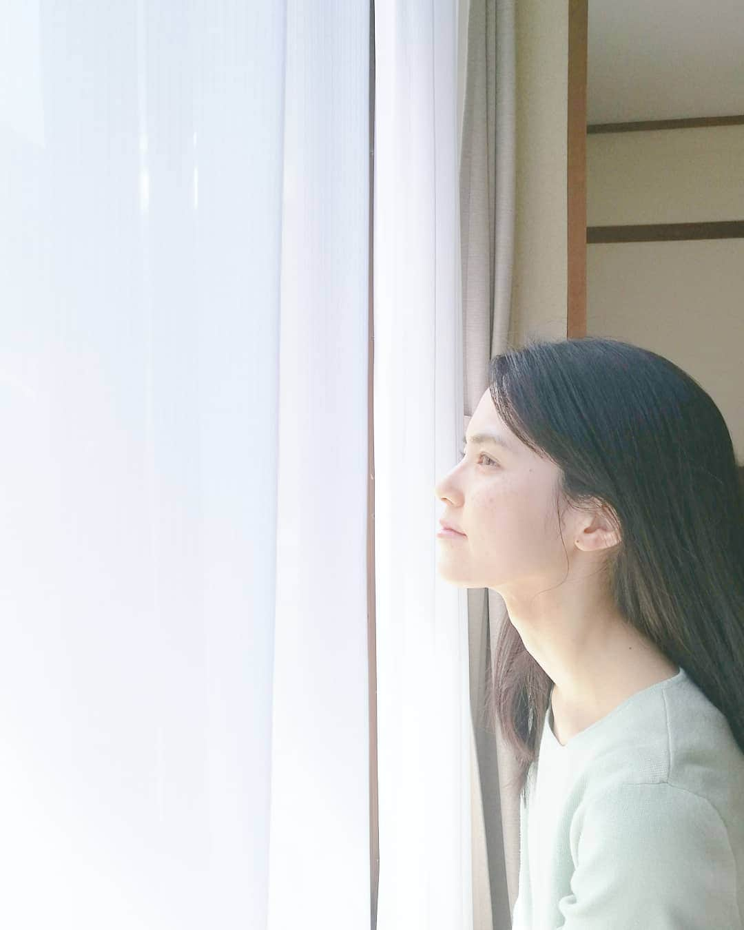 眞仲里奈さんのインスタグラム写真 - (眞仲里奈Instagram)「20分日光浴するだけで、一日分のビタミンDがとれるとか☀️ . 肌を焼くのは好きじゃないけど、日光浴は大好きで、 天気の良い日は意識して太陽に当たるようにしてます。 . . . 日本では、美白やシミやそばかすのない肌が 綺麗とされるので、昔からシミそばかすがある私は それがコンプレックスで、太陽は敵！という時期もありました。  でもあるとき海外でふと見た雑誌の広告に、 そばかすが顔中にあるモデルさんの顔のアップが 載っていたのを見て、ものすごく衝撃を受けたことがありました。  いろんな"美"があるんだなーって、 自分の中の常識がガラガラ崩れたのを 覚えています。  それからは、そばかすも個性の一つなんだって 素直に思えるようになって、心も軽くなりました。💭 . 何事も完璧じゃないほうが、 人間らしくて良いのかも☀️ . 職業柄、外に出るときは必ず日焼け止めはするし、 大事な日の前はしっかりとお手入れもするけど、 やりすぎず、健康で自分らしい肌をキープしていけたらなーと思います💆」4月26日 22時00分 - rina.manaka