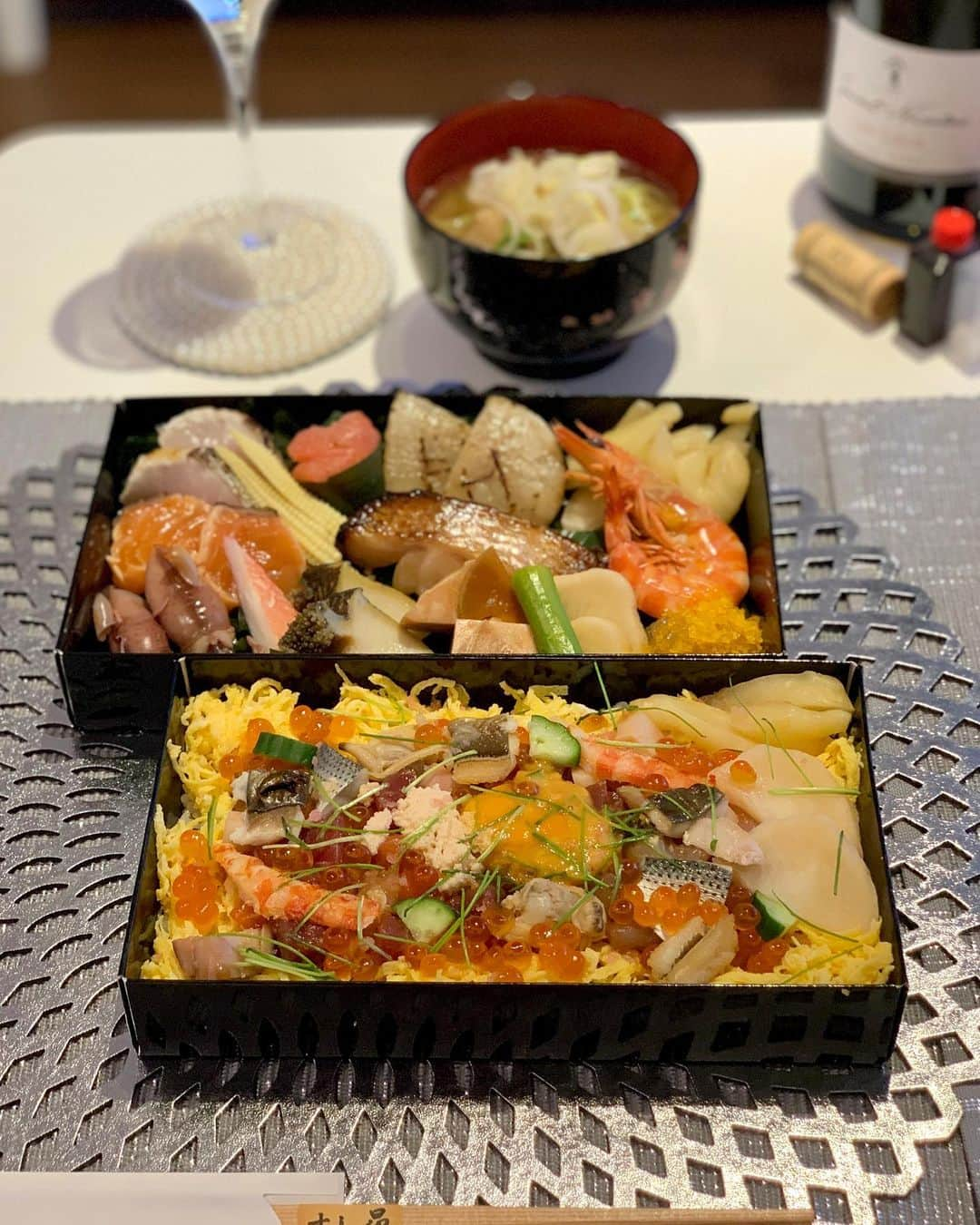 吉村優さんのインスタグラム写真 - (吉村優Instagram)「* お店の味で 癒しのおうち時間🍣♡ やっぱり手作りとは クオリティーが全然違う🥺 美味しかった〜 ご馳走さまですっ😋🙏 * 今日は競馬観ながらの のんびり日曜日🍓 リボンナイト 初勝利おめでとうございます😍👏㊗️✨ 障害に転入して10戦全て掲示板🏇！！ ２着５回に３着２回 11戦目にして ようやくの勝利に感激した〜😍🥺😍 * #おうち時間 #ばらちらし #寿司 #鮨 #競馬 #リボンナイト #障害レース #初勝利  #stayhome #sushi #takeout #horse #horseracing」4月26日 22時00分 - yuyoshimura87