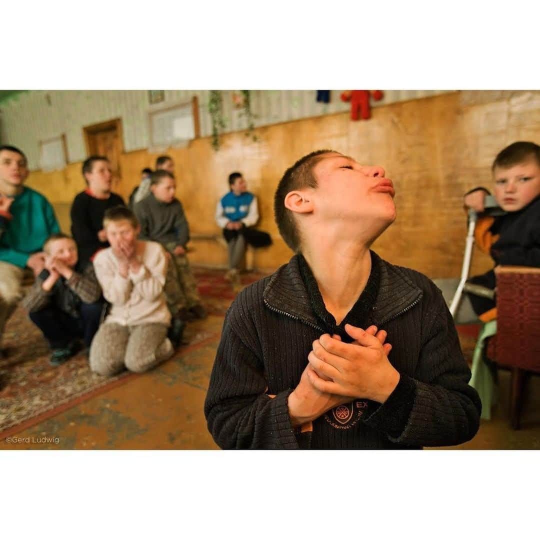 Gerd Ludwigさんのインスタグラム写真 - (Gerd LudwigInstagram)「A Children’s Home in Belarus cares for abandoned and orphaned children with mental and physical disabilities, many of them first, second and third generation victims of the Chernobyl nuclear accident that occurred 34 years ago today. Chernobyl was the world’s worst nuclear catastrophe to date.  Just a few weeks ago, the Exclusion Zone around the ill-fated reactor battled severe wildfires that stirred up radiation in the area, and now, this home in Vesnova, Belarus (where I photographed several times in the past), was hit hard by a COVID-19 outbreak. According to Adi Roche, founder of Chernobyl Children International, a charity that has supported this home and many others for decades, children and staff at the home are still suffering from severe symptoms of the disease.  @thephotosociety @natgeo #Chernobyl #theLongShadowofChernobyl #Belarus #ChernobylChildrenInternational」4月26日 22時01分 - gerdludwig