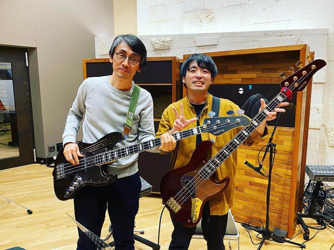 井澤惇のインスタグラム：「とても遅くて恐縮なのですが、今月4/20に発売されたベースマガジン5月号に日本アカデミー賞を獲得している吉田大八監督の連載にワタクシ紛れ込んでおります。匂わすだけ匂わせといて、とりあえずLITEは2月、三月前半まで必死こいてた事だけはご報告しときます。」