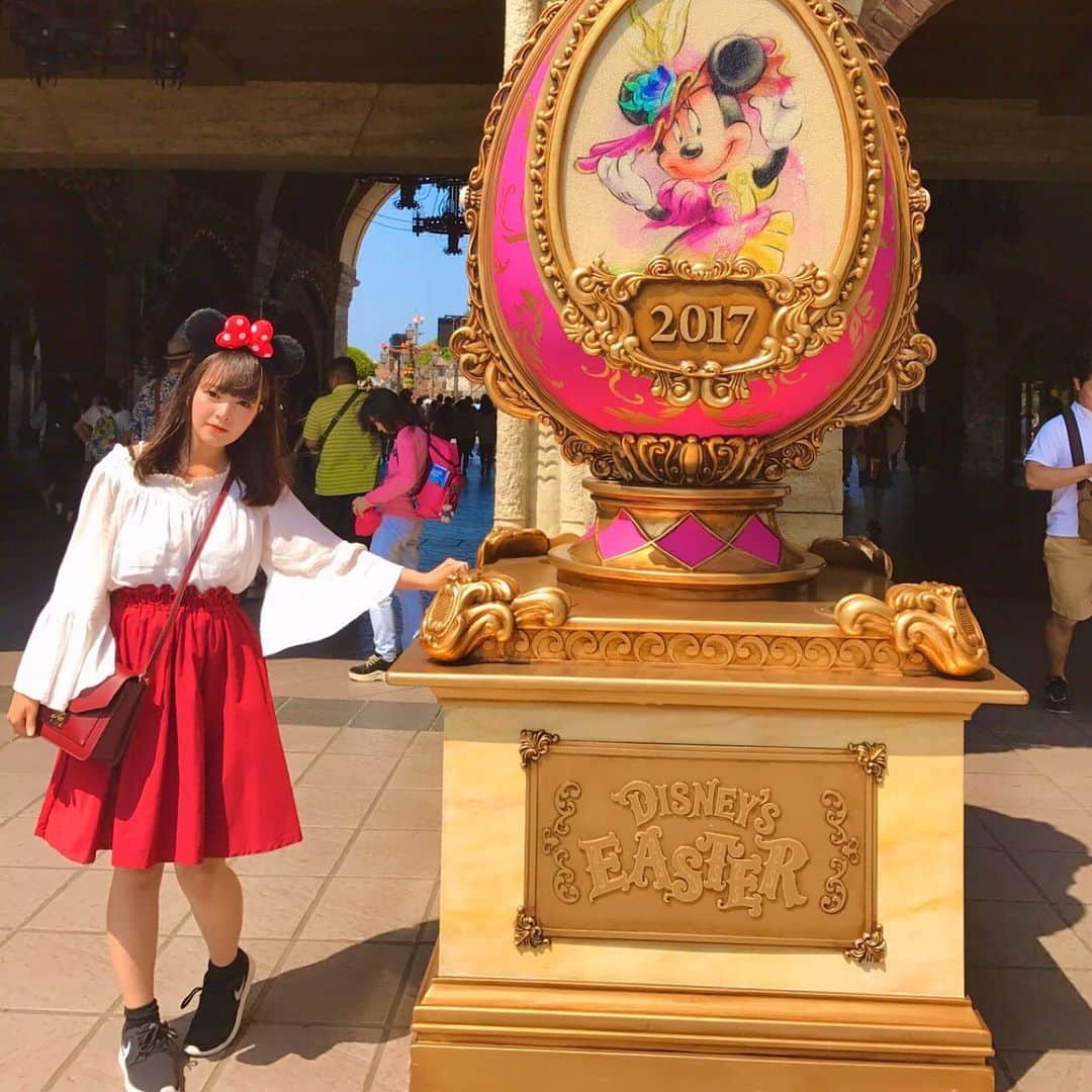 椎名あつみのインスタグラム：「ディズニーの動画あげたから ディズニーの写真みたくなって データみなおしてたら 3年前のイースターのみつけた☺️❤️ 全然去年くらいだとおもってたのに もう3年たったんだねー！ ねー！！😣😣 ファッショナブル本当に だいすき(>_<)。 ファッショナブルみて、 うろうろして、 タワーオブテラーのって うろうろして、 ファッショナブルみて、 センターオブジアースのって ファンタズミックみて泣いて😣 っていつもしてた☺️❤️ ディズニーいきたい😢😢😢。 #ディズニーシー  #ディズニーコーデ  #ファッショナブルイースター」