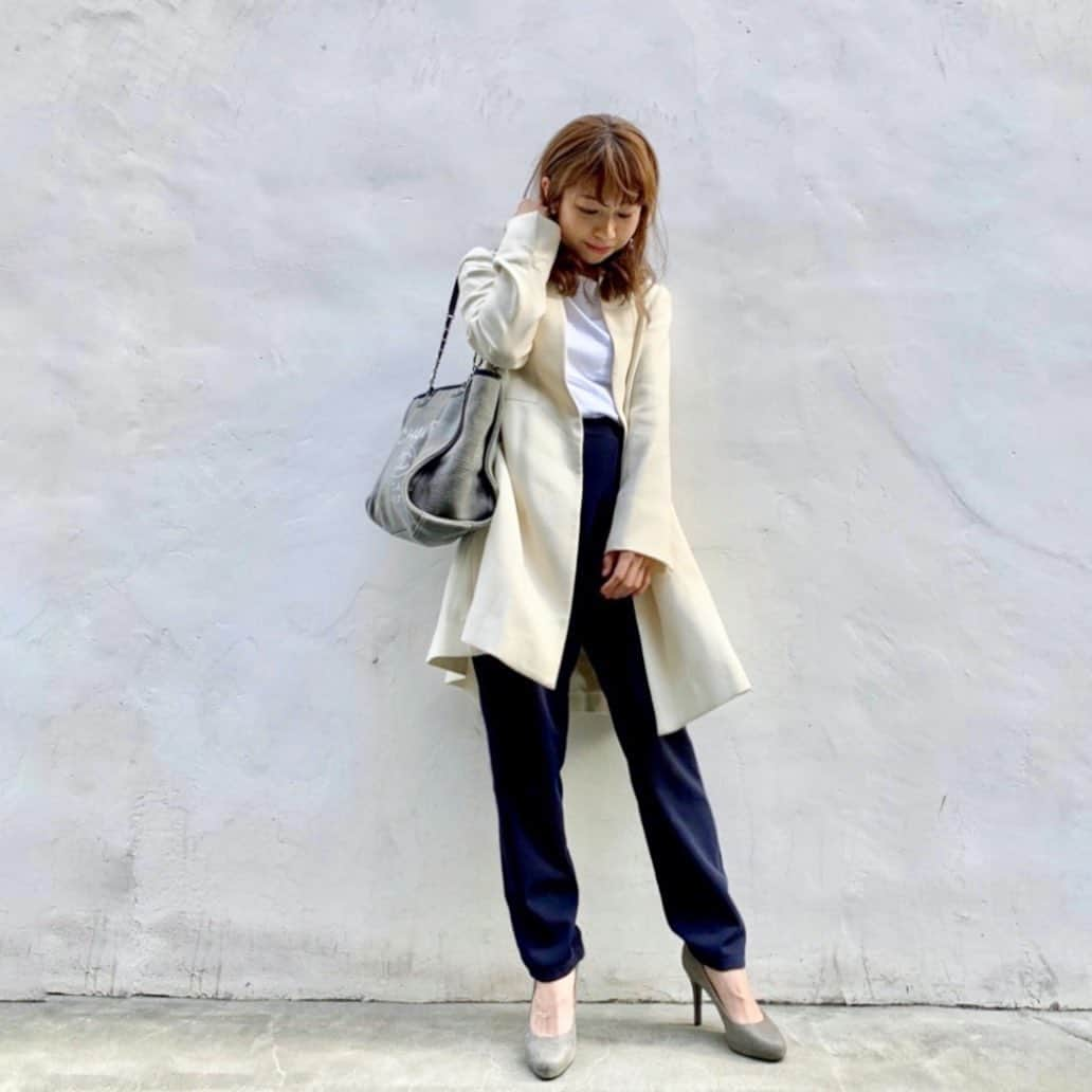 こままりえさんのインスタグラム写真 - (こままりえInstagram)「✴︎ coordinate👖 . coat…#snidel tops…#doclasse  pants…#style-form bag…#CHANEL shoes…#ROCKPORT . 一つ前の投稿の全身です🙌 最近はパンツスタイルが多くて楽チン重視👀 . @style__forme のパンツは 別名きれいめ派のずるいパンツ😏👖 この #デパードパンツ は 美シルエットなのに履きやすくて お仕事にもOKだし お庭遊びにもOKで心強い🙆‍♀️✨ . いまは基本スニーカーが多いけど パンツのシルエット見せたくて ヒール履きました👠💫 . 変な加工してないけどいつもよりスタイルよく見えて チビには嬉しい限り😍 その代わり思いっきり下から撮ってるけどね🤣 . #fashion #coordinate #ootd #outfit #code #mamacode #152cm #まりえコーデ #コーディネート #コーデ #ママコーデ #ママファッション #大人可愛い #大人シンプル #きれいめコーデ #スナイデル #ドゥクラッセ #スタイルフォルム #styleforme #シャネル #ロックポート」4月26日 22時05分 - komamarie