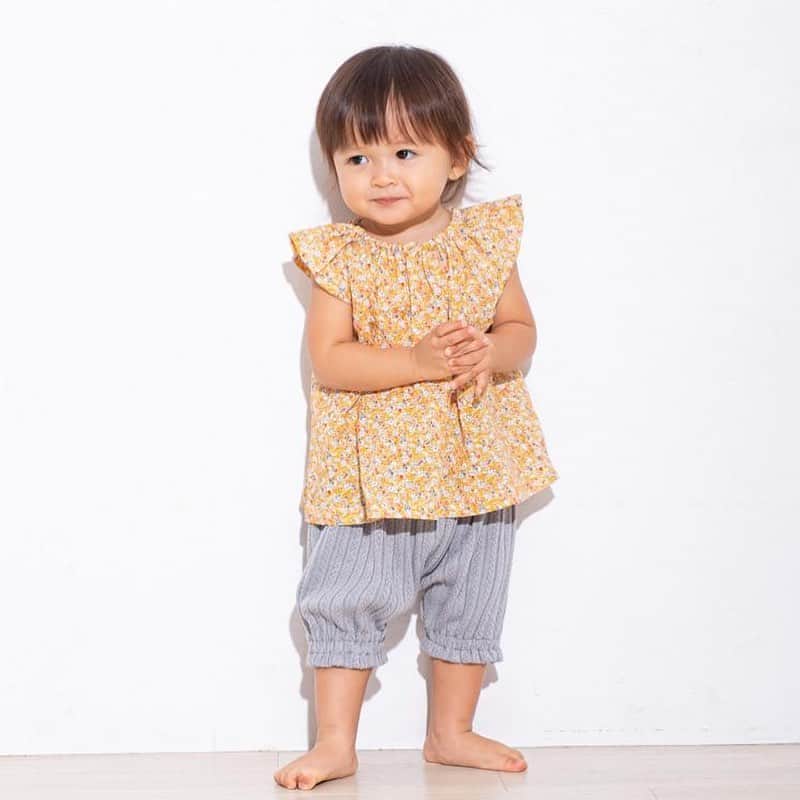 のインスタグラム：「tappet2020ss  花柄セットアップ  ベビーのうちに一度は着せたいセットアップ❣️ . 繊細な小花柄がベビーの可愛らしさを よりひきたててくれます。  さっと着せられるスモックなのも嬉しいですね。  color:イエロー、グリーン」