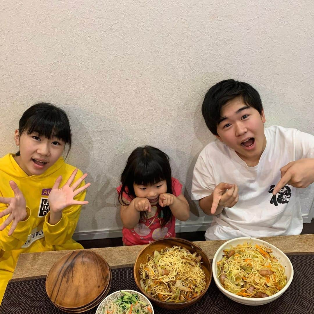 鈴木福さんのインスタグラム写真 - (鈴木福Instagram)「今夜の夕食は鈴木福の作った塩焼きそば！！ 1キロの麺を使ったんですが、みんなで食べきれちゃいました(笑) 美味しく出来ました！！ #焼きそば#料理#麺#はっぴーす#STAYHOME」4月26日 22時09分 - s_fuku_te