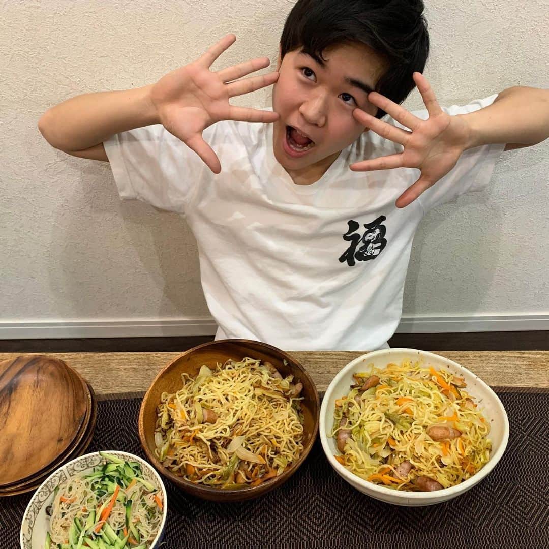 鈴木福さんのインスタグラム写真 - (鈴木福Instagram)「今夜の夕食は鈴木福の作った塩焼きそば！！ 1キロの麺を使ったんですが、みんなで食べきれちゃいました(笑) 美味しく出来ました！！ #焼きそば#料理#麺#はっぴーす#STAYHOME」4月26日 22時09分 - s_fuku_te