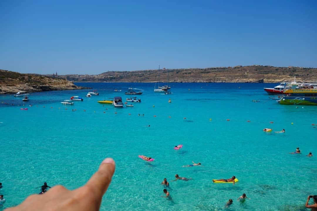 DJ DAIKI（若林大輝）さんのインスタグラム写真 - (DJ DAIKI（若林大輝）Instagram)「#死ぬまでに行きたい世界の絶景 #マルタ共和国 #コミノ島 #ブルーラグーン . 【マルタ共和国コミノ島】 . 地中海に浮かぶマルタ共和国コミノ島🏝️ . 海の透明度ヤバすぎて 船が空中に浮いて見えるくらいの透明度😆 . ここのブルーラグーンの透明度は 世界でも有数💯1日中泳いで ビーチでチルアウト😎 . 海に沈んでいくサンセットも 鳥肌が立つくらい最高だった🤘 . マルタ島はヨーロッパの中でも ご飯も美味しいし物価も安い！ またゆっくり訪れたい島🏝️ . ------------------------------------------------------------------------ . コロナで海外に行けない今だからこそ 強く思うのが人生豊かにするのは 絶対にモノより経験。 . ネットで世界を知ったつもりにならず 自分の足を運んでみると 必ず見えてくるものがある。 . #モノより思い出  #世界の絶景 #世界の島巡り旅 #過去ピック」4月26日 22時14分 - daiki.wakabayashi