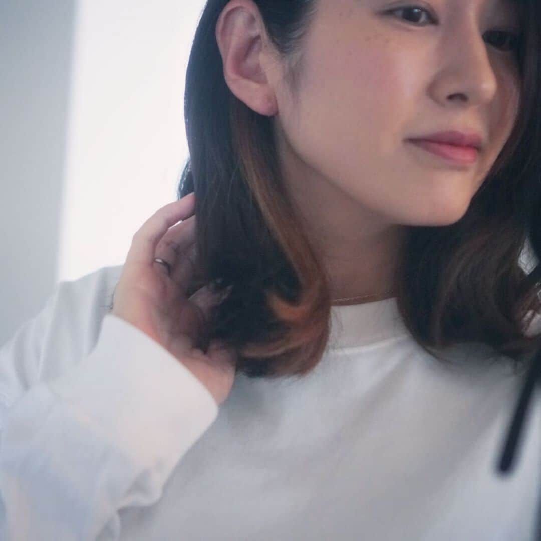岩上陽子のインスタグラム：「#セルフカット  ジョキっといきました🧎🏻‍♀️* * →youtubeで「セルフカット」検索 →ゴムで2つに結ぶ →結び目を首に沿わせてカット  ここまでいい感じなんだけど、 すけない・・ 落ち着いたらサロンに行きたい✂️* * * * #mamalife#ヘアカラー#モデル#ママモデル#ヘアサロン#ヘアカット#アラフォー#ママファッション#育児中ママ#ママライフ#ヘアスタイル#セミロング#ダークカラー#インナーカラー#デジタルパーマ#断髪#断髪式#おうち時間#自分でカット#uniqlou#ユニクロユー#クルーネックt#クルーネックt長袖#部屋着」