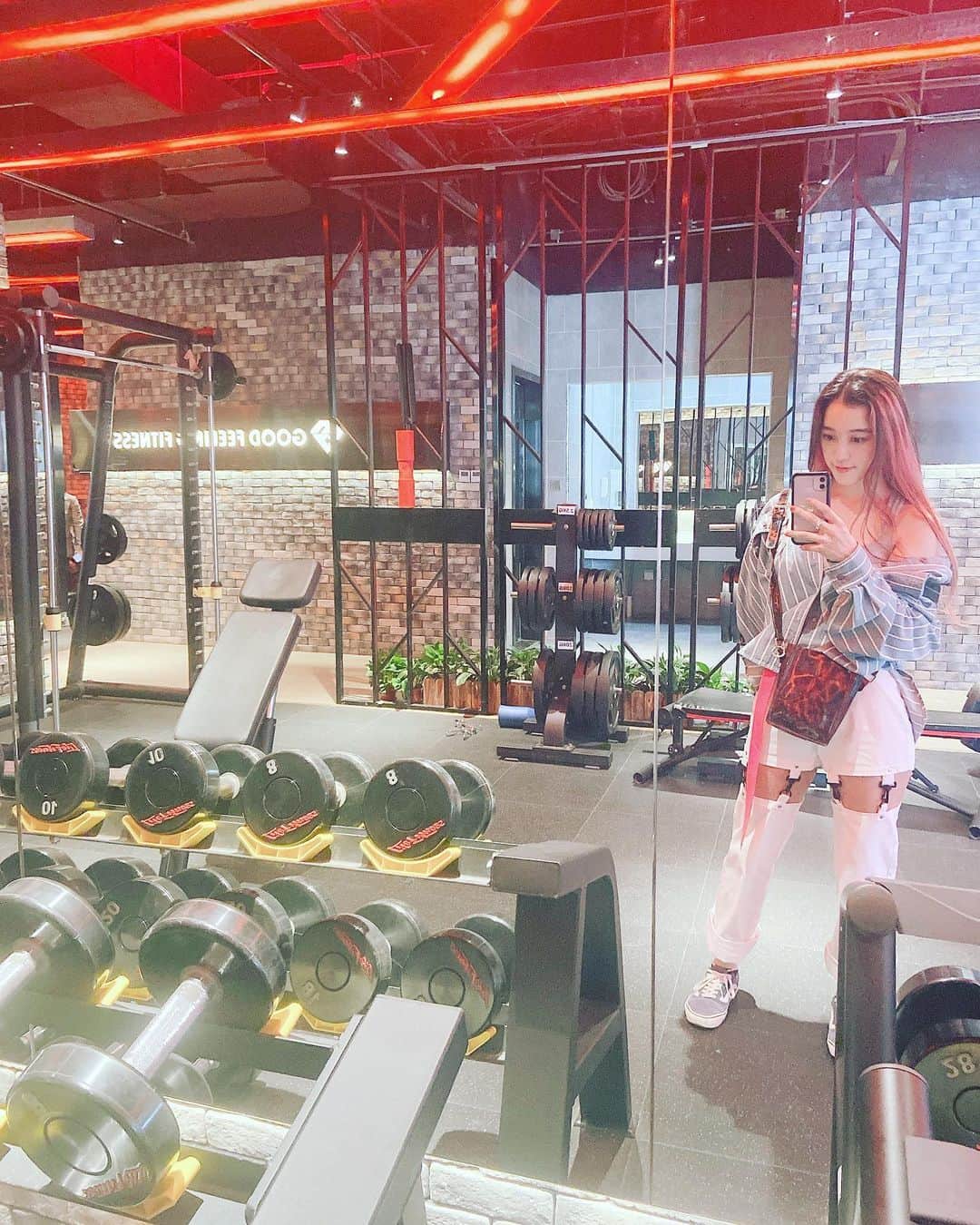 彩南(Ayana)のインスタグラム：「ジムがどこもかしこも閉まってる🥺‼️ . 自宅トレーニング🏠 スイッチ入ってきたぞぅ💪❤️ . コロナが始まる前から 実はワクワクすること企んでおります🥰 . こんなときだからこそ。 我々パフォーマーにできることは たくさんあるんだにゃ😽✨ . かなりポジティブニンゲン。 ピンチをチャンスに変えるのが ワタシノ得意技。  tiktok毎日更新中... BEATPiAで検索してみてね😆✨ #beatbox #humanbeatbox  #model  #japan  #model #music #female #sk8fashion #girl #dancer #workout  #sexy #japanesegirl #fitnessgirl #skateboard #sk8 #fitness #dance #sk8girl #google #female_beatboxer #コーデ#モデル#グラビア」