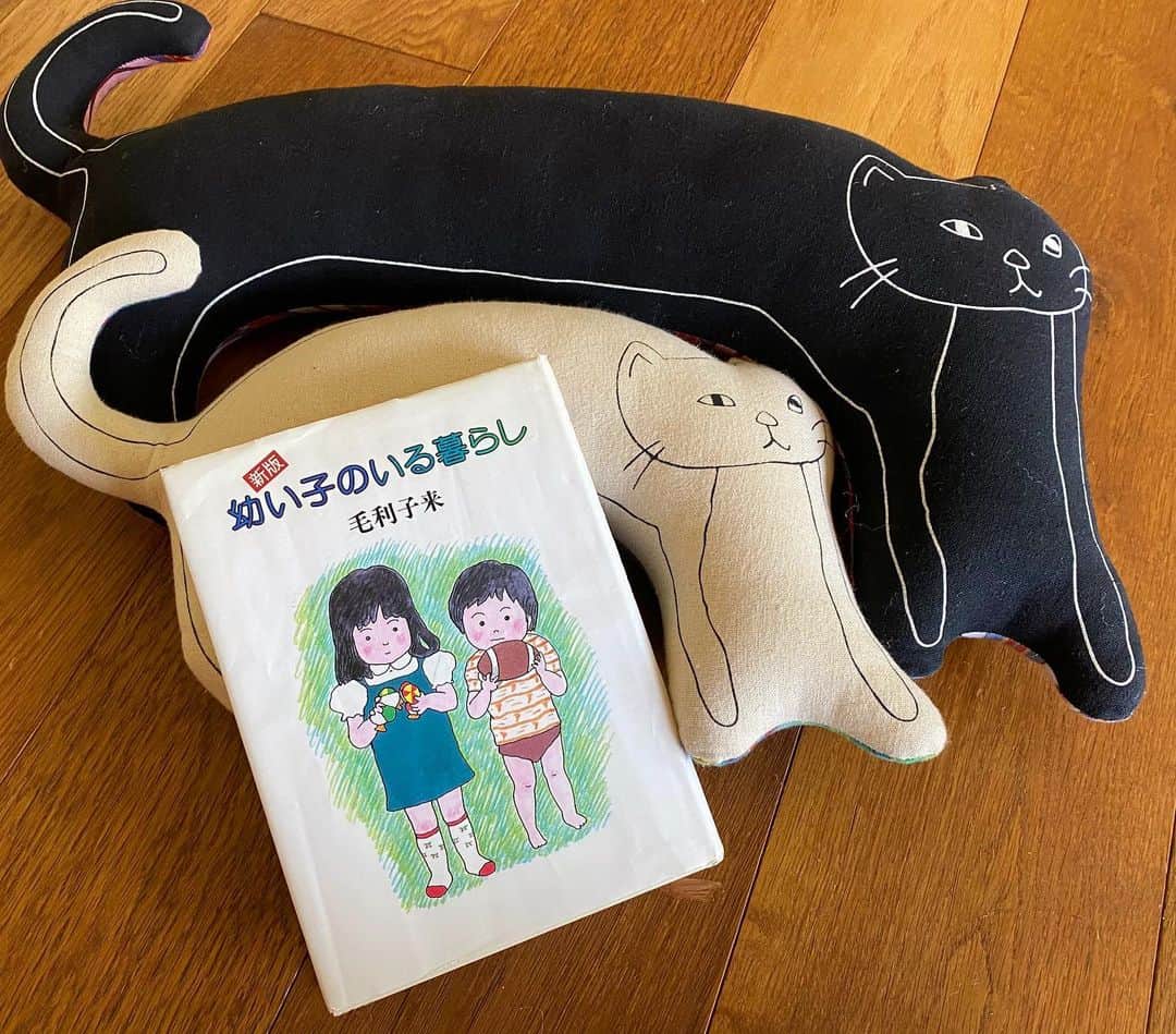 桃生亜希子のインスタグラム：「【７日間ブックカバーチャレンジvol3】﻿ ﻿ #bookcoverchallenge ﻿ 　読書文化の普及に貢献するためのチャレンジで好きな本を一冊、７日間upしていきます🌞。 ﻿ 　本についての説明は必要なく表紙画像だけをup、さらにその都度友達を招待してチャレンジへの参加をお願いするというのがルール。 ・ ・ ﻿ ﻿ ﻿  vol.3のカバーは、【幼い子のいる暮らし】毛利子来 　この本、おすすめです！ 　バトンは、不思議な縁で繋がって、今は大切なママ友でもあるパワフルia @thisisia 💜　　お願いします🌞❤️ ﻿」