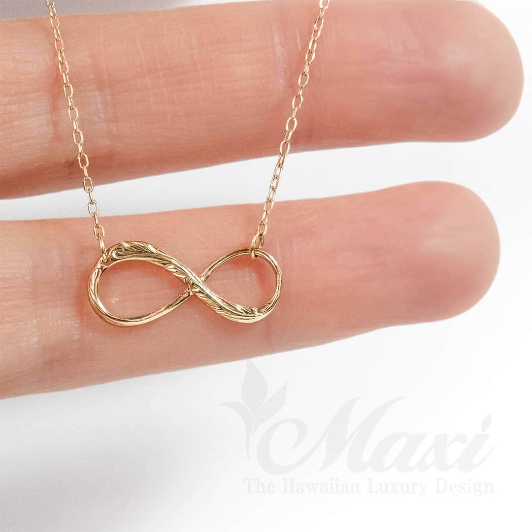 のインスタグラム：「Infinity motif necklace engraved Hawaiian princess design🌺🌊🌴🤙✨ #maxi #maxihawaiianjewelry #hawaiianjewelry #hawaiianheirloom #engraving #hawaii #hawaiian #necklace #infinity #マキシ #マキシハワイアンジュエリー #ハワイアンジュエリー #ハワイ #ハワイアン #ネックレス #インフィニティー」