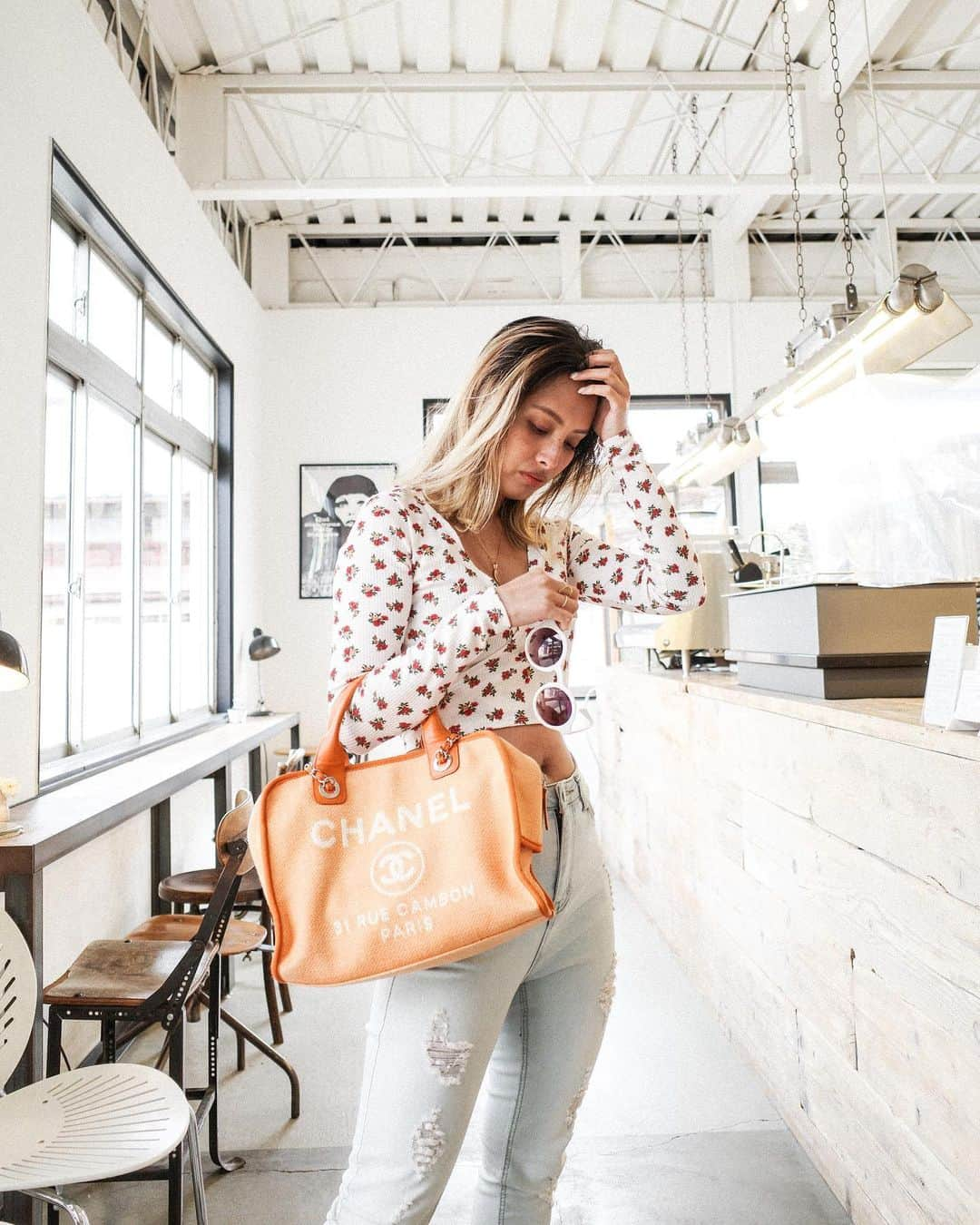 島野ミキさんのインスタグラム写真 - (島野ミキInstagram)「・ ・ tops… @andrabbit_official bag… #CHANEL ↪︎@laxus__official でレンタル！ 有難い事にlaxusのアンバサダーやらせてもらってます⁽(◍˃̵͈̑ᴗ˂̵͈̑) 可愛い#ハイブランド のbagがたくさんあって 月々たったの6800円で好きなバッグが借りれちゃうょ❤︎ 招待コードで2000円offに👍 クーポン🔜【miki0904】 ・ ・ #laxus#レンタル#シャネル#春服#bag#spring#CHANEL#fashion#ootd#fashion#ootd#coordinate#mineby3mootd#4yuuu#4meee#ootd_kob#myro_select #アパレル #ファッションコーデ #トレンドコーデ #大人コーデ #大人カジュアル#今日のコーデ#お洒落さんと繋がりたい#ファッション#オシャレ#コーデ#シンプルコーデ #アパレル#伊東屋珈琲２号店#cafe#アンバサダー」4月26日 22時25分 - miki_shimano