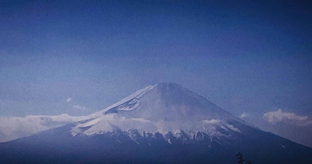 片岡千之助のインスタグラム：「いつかの富士山。 Mt.Fuji from some time ago.  空も大地も海も 自然たちは美しくなっていく。  #mtfuji  #nature」