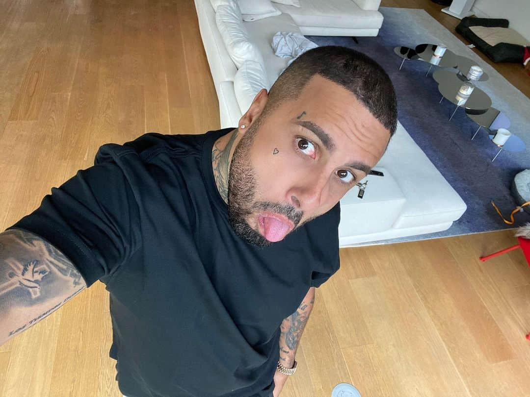 NICKY JAMさんのインスタグラム写真 - (NICKY JAMInstagram)「Aquí con los ojos desalinéados 🤣😂😂😂」4月26日 22時33分 - nickyjam