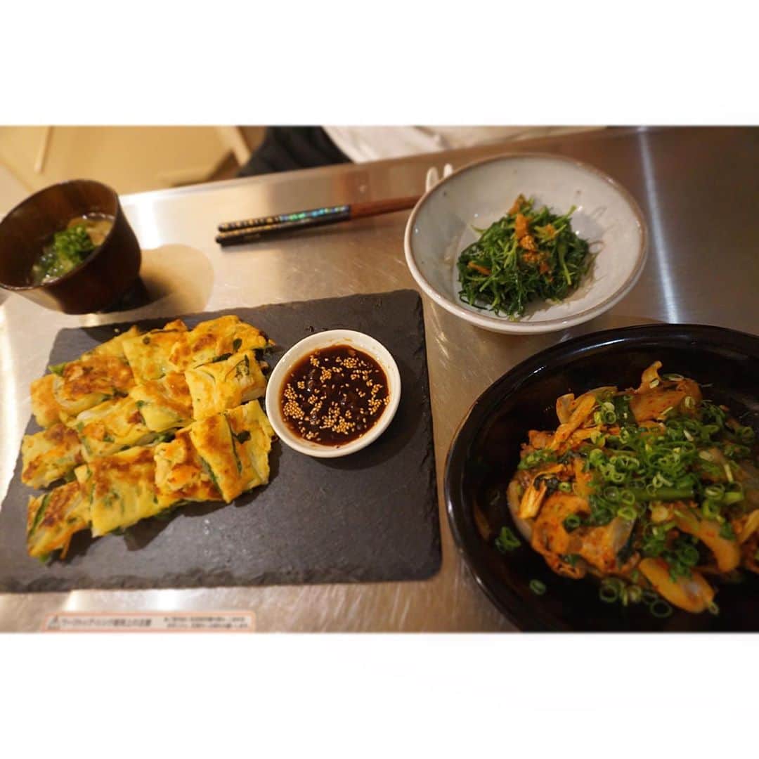 乙黒えりのインスタグラム：「今日はちょっと辛いものが食べたいという主人のリクエストで、 梅とお味噌汁が菌ケア★  チヂミと豚キムチ、 おかひじきの梅肉和えとお味噌汁でした。 子供たちは豚肉野菜炒め(焼肉のタレで)とチヂミとお味噌汁〜  さて4月も最終週ですね。 収納を見直す週にしたいと思います！今日はおもちゃを全部出して種類分けして片付けました。全部終わったらまたリポートしまーす。」