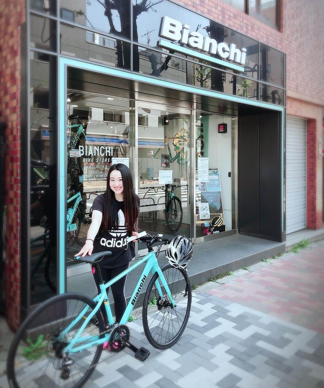 田中亜弥さんのインスタグラム写真 - (田中亜弥Instagram)「【Bianchi】 新しくBianchiのクロスバイクを購入しました😆✨ ・ 仕事変えてから、あまり長距離で自転車移動をしてなかったんですが、このご時世なので、電車には乗らず、通勤も全て自転車移動にしています💡 ・ そんな中、ずっと乗ってたキャノンデールのロードバイクの寿命が…😱 ・ 今回はクロスバイクで初めてのDISCブレーキ✌️ ・ 今自転車はとても売れてるそうです💡 ・ ちなみに、対応してくれた店員さんは日本ランク1位のロードレーサーでした💕  #ビアンキ #bianchi  #bianchibicycles  #クロスバイク #クロスバイク女子  #チェレステカラー  #自転車通勤 #筋トレ女子  #筋肉女子  #パーソナルトレーナー #パワーリフター  #ローマ君と命名」4月26日 22時47分 - tanakaaya81