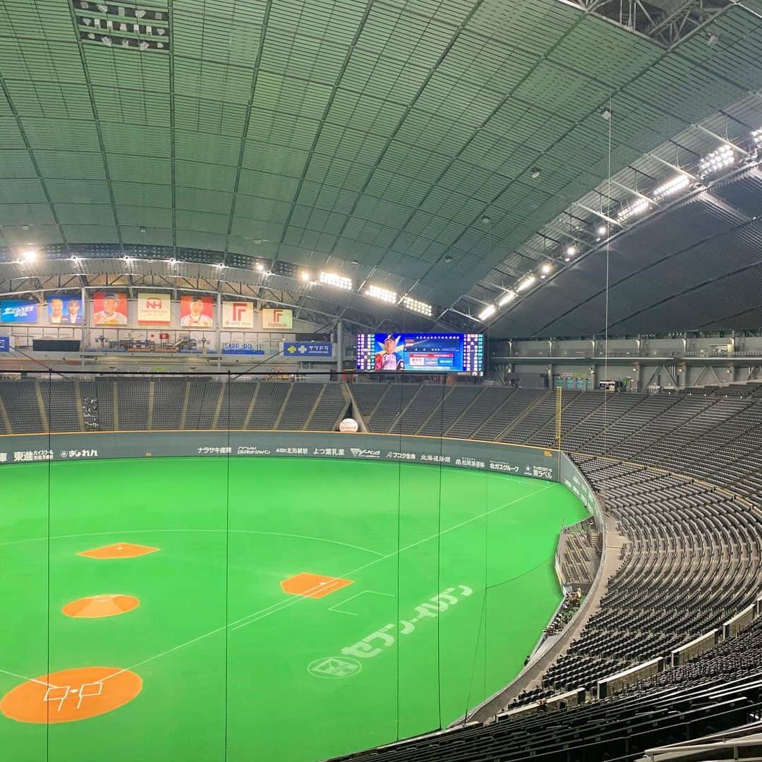 福田太郎のインスタグラム：「⚾︎ご〜んぬ⚾︎ UGKこと近藤祐司さんが明日、イチモニ！初登場！ ファイターズの選手がホームランを打ったときに、 『ご〜んぬ』と実況するスポーツアンカーさんです😆 ⠀ いつも札幌ドームの取材でご一緒していて、 合間に愉快で含蓄あるお話をしてくださいます🏟 大谷翔平選手がメジャーに挑戦した年の アメリカアリゾナキャンプ取材でもお世話になり、 一緒に韓国料理を食べに行きました🇺🇸笑 ⠀ ボクも観ます！ファイターズファンの皆さん⚾️ 一緒に #ゴーンヌ #ワンツースリー！しましょう🤩 #コロナ も #gone してくれ！ ⠀ #HTB #イチモニ！だけど#GAORA #UGK こと #近藤祐司 さん #スポーツアンカー 開幕を待ちわび、最近YouTuberデビューしちゃった。 アメリカ育ちの元 #アメフト 選手 #メジャーリーグ に影響を受け、 英語を交えた実況スタイルを確立。 詳しくは、あしたのイチモニ！& #Ugktube で！ #ファイターズ #lovefighters #羽撃く」