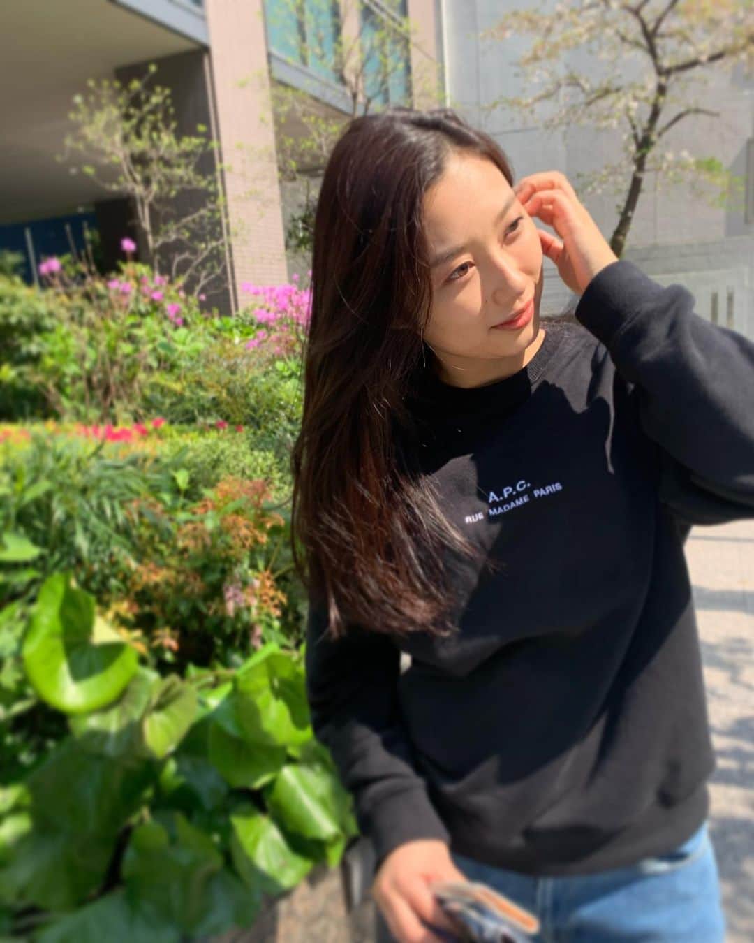 辻沙穂里のインスタグラム：「. 今日は体力も時間もいっぱいあったので 3時間ぐらいかけて家中の大掃除を決行しました🧹 太陽が出てる間にラグを干し、 掃除機をかけ、水回りを入念にきれいにして 仕上げにガラスや鏡もぴかぴかに🧜‍♀️🧼 お手洗いは「トイレの神様」をかけながら👸🤍 集中できていい気分転換になりました😌🍃 #大掃除#掃除機#水回り#トイレ#トイレの神様 #おうち時間」