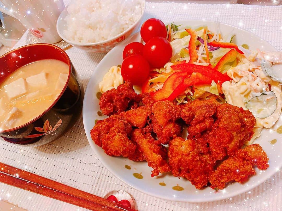 宇佐美あいりさんのインスタグラム写真 - (宇佐美あいりInstagram)「#あいりんクッキング　⭐️唐揚げ🐓とお味噌汁♬あいりんは唐揚げが大好きなの☺️鶏肉が1番好き♡うまうま🤤💓 #唐揚げ#お豆腐と油揚げのお味噌汁#サラダ#マカロニ#鶏肉#desert#냉중화면#love#おいしかった#料理#手料理#自炊#クッキング#夜ご飯#晩御飯#夕食#おうちごはん#自分ご飯#요리#お腹ペコリン部#cooking#delicious#yummy#followme」4月26日 23時04分 - airi.usami_official