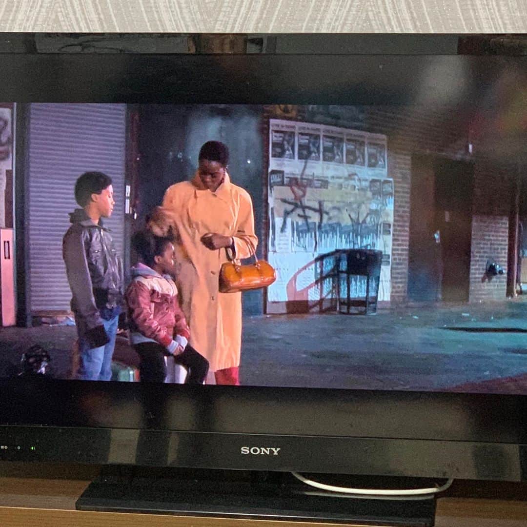 池田真一のインスタグラム：「2PACのAll Eyez On Me観てたら ニューヨークの街並みにアキナさんの落書きある！ 多分ニューヨークにアキナさんファンのラッパーおる！」