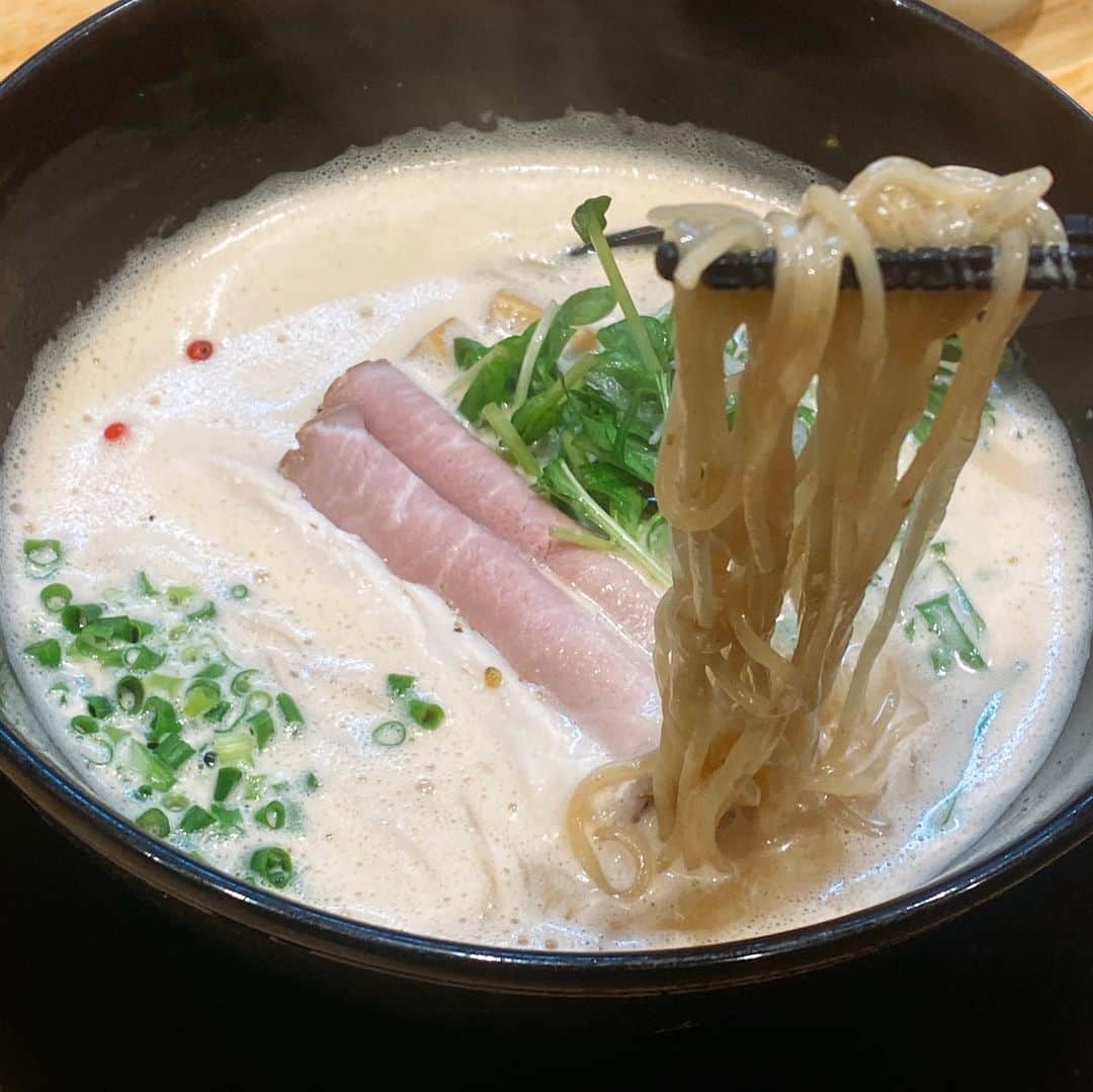朋未のインスタグラム：「麺家　獅子丸  名古屋でお気に入りの麺ってまだ出会ったことがなかったのですが ここが一番お気に入りに近い！ (スープはどこも美味しい😋  箸あげ久しぶりにやってみた。  伊勢海老らぁめん 920円  #名古屋ラーメン #名古屋ラーメン部 #名古屋グルメ #名古屋駅 #名古屋駅グルメ #名古屋駅ラーメン  落ち着いた日常に戻ったら ラーメン巡りしたいな🤔」