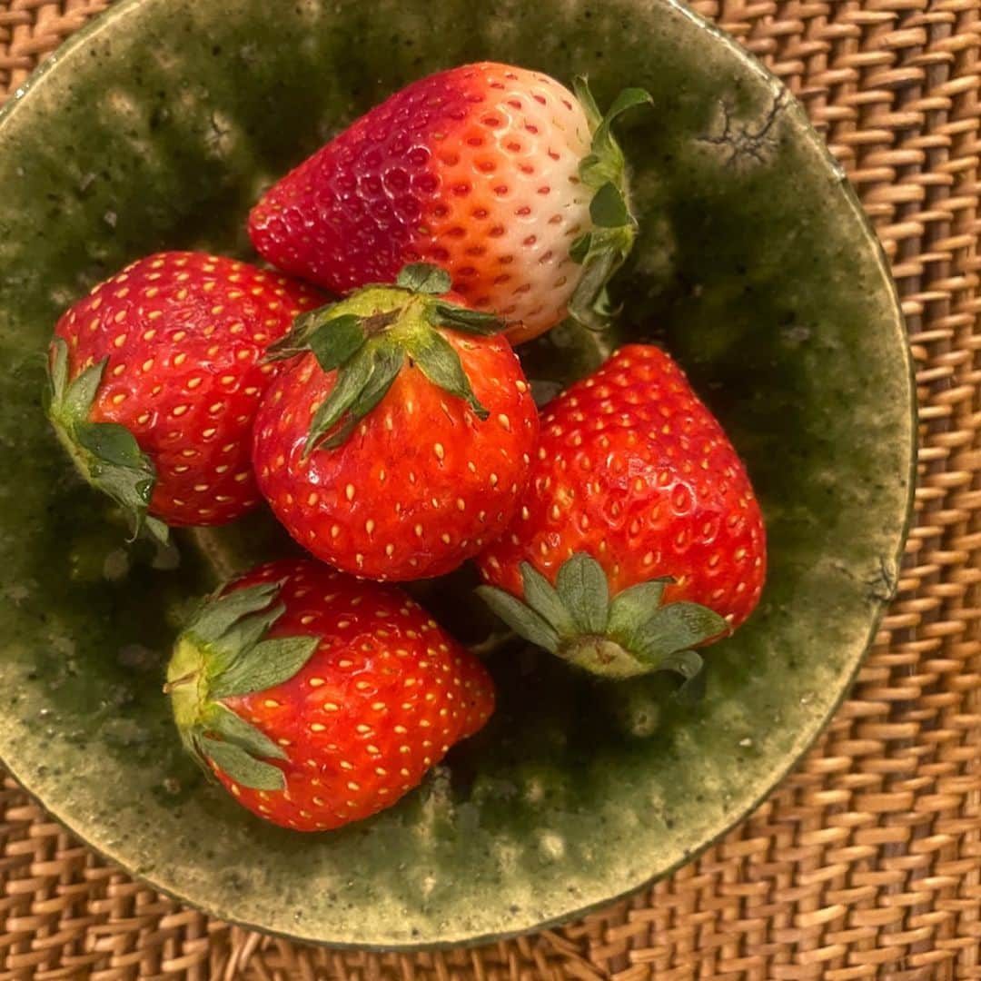 平木愛美のインスタグラム：「季節の旬のフルーツが好き。🍓 フルーツをよく食べてるこの頃です🍌🍊🍋🥝🍇 先日、Ayurvedaを学んだことを書いていましたが、実は続けて二度目のオンライン講座にて @okasaya ちゃんから学びました。 "basic"から"life"の受講。  lifestyle… まず大切なのは"自己観察"から。  まだまだ本当に、アーユルヴェーダに触れ始めた、それくらいの知識の程度ですが  okasaya ちゃんから話を聴くことで、本当に大切な本質的なことがスッと自然と、入ってくるのです。  それは okasaya ちゃん自体が本気で行動し、学ばれ続けているからで…その話には大きな信頼と影響力が🕊  自然と人間との調和。  わたしもまだまだ、生活リズムや食事など、見つめ直せることがたくさんあるなぁと実感。  きっと本質的で、本来単純なことで、簡単そうなことなのだけど、それが今の現代じゃなかなか難しいこと。  自分の身体が、なんだか重いなぁ。とか、心がなんだか沈んでしまうなぁ。とか、日常のなかで色んな感覚があると思うのですがそういった違和感は、自分と向き合うヒントになっていて、そこからちゃんと原因を考えることが大切なんだと。  もともと直感型で、自分に必要なもの不必要なもの、わりと感覚で自然と判断しているタイプかなぁと思うのですが  でもまだまだ乱れな部分がたくさんなんだなぁと気づきだしたので、 わたしもしっかりと向き合ってみます…🤍🐥 . "女性のからだの整え方" というアーユルヴェーダの本もゲットしてみた…！ まだまだ奥が深そう。  #stayhome #ayurveda #staypositive #learnshareexperience  #アーユルヴェーダ #学び #おうち時間 #愛美食⚪️」