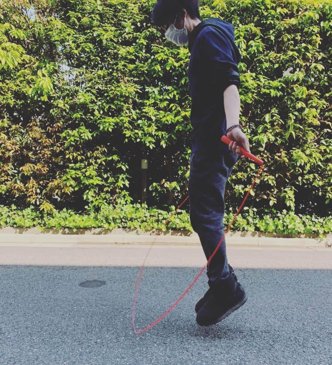 木村了さんのインスタグラム写真 - (木村了Instagram)「#今日もお疲れ様でした  #縄跳び #skippingrope  #猫枕でお休み中  #紅葉がある風景  #猫興味津々」4月26日 23時31分 - r_k0923