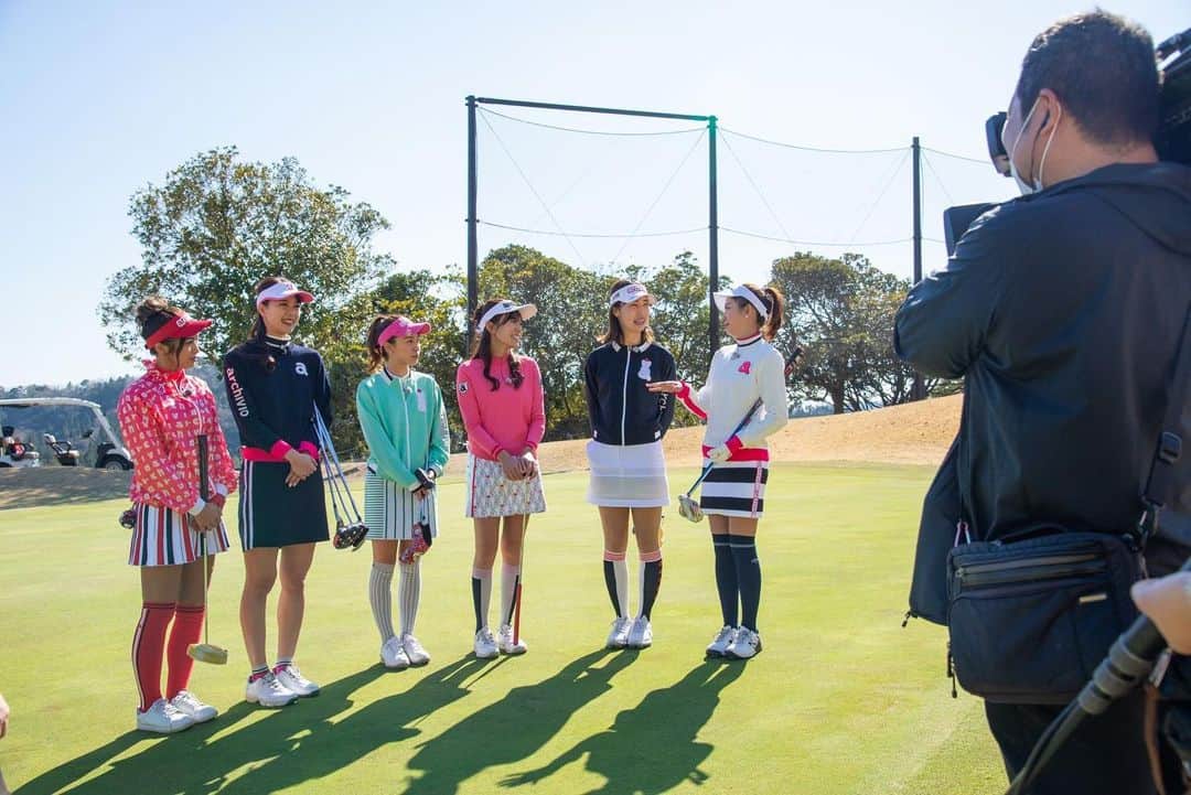 のインスタグラム：「. 「ゴルフ女子ヒロインバトル」 観て頂けましたか？😊📺 . 最後の展開…😢 ある意味番組的に面白い展開に自然となりましたね🤣🙌 . 交互に1打ずつってプレッシャーが凄い！！😓🌀 改めてメンタル大事と思いました🙀 . . 実は来週もまた違った形で放送されますよ〜❣️ そちらもお楽しみに😇💛💛💛 . . . #ゴルフ女子ヒロインバトル #ゴルフ #ゴルフ女子 #ゴルフファッション #アルチビオ #女子バトル」