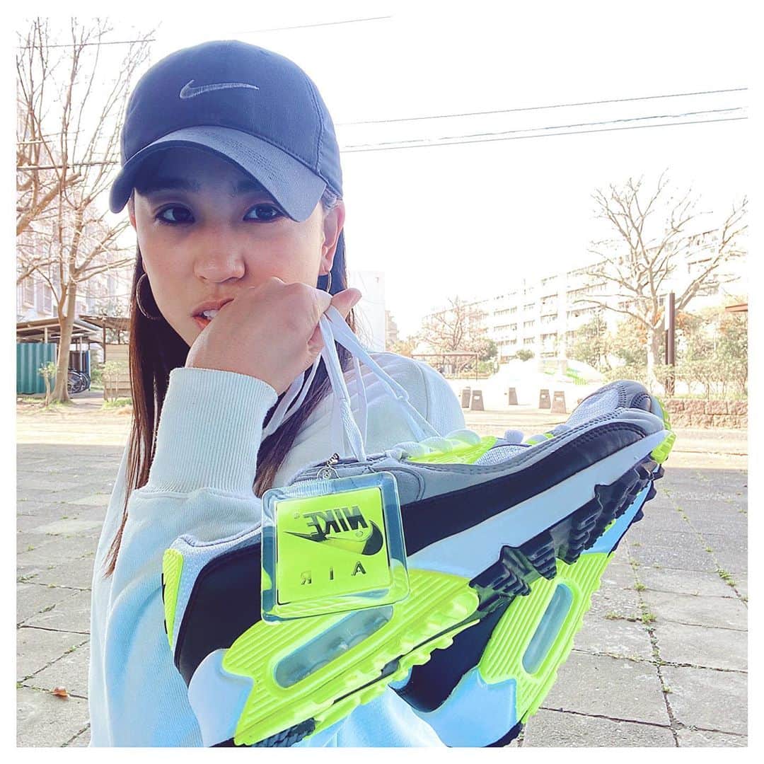 のインスタグラム：「“ ✔️✔️✔️ #nike #airmax90 #airmax #ナイキ #エアマックス90 #👟 #🧢 #✔️ . . . @nike @niketokyo . インスタライブ見に来てくださったみなさん！ ありがとうございました！ 来週はみんなで逆立ちしましょー！🤸🏽‍♀️♥️」