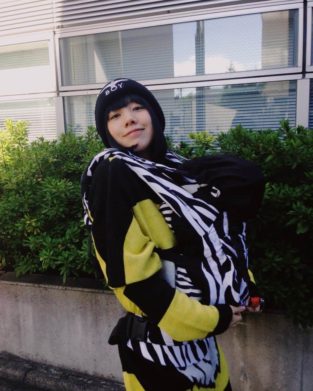 仲里依紗のインスタグラム：「懐かしい写真❣️ 息子が産まれ1か月後、久々に外に出た時の写真がでてきたよ☺️ 2枚目は実家に息子が2か月くらいの時に里帰りして、全く寝れなくて、くたびれてる時の写真🤣  今世の中が大変なことになってしまっていて、気持ちが辛くなったりしてしまうけど、自分なりの楽しみをみつけて、乗り越えていかなきゃだね❗️🤝✨ いつもバタバタしちゃうから過去を振り返る時間なかなかなかったけど、今のゆっくり時間で昔の写真を見返して、息子の成長に浸ってる今日このごろ🥰  私もママとして成長したかしら😂🤣？ まぁ昔から相変わらず派手なのは変わらないが…😂 .  #抱っこ紐がゼブラ #ギャル」