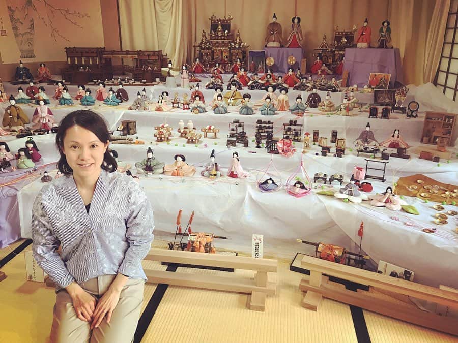 女子アナ47のインスタグラム：「元サガテレビ牛島奈津子アナウンサーによるリポートです‼️ ※コロナウイルスによる外出自粛、緊急事態宣言よりも前に書かれた記事です。 「佐賀城下ひなまつり」って？ 佐賀市に春の訪れを告げる「佐賀城下ひなまつり」。 今年で20回目を迎えました。  週末を中心に市内あちこちでイベントが行われました。 メインとなっている会場は、佐賀市歴史民俗館と徴古館です。  牛島アナが佐賀市内を散策して出会ったひな祭りとは？詳しくはプロフィール欄にある47発信プロジェクトをみてね！ こちらからもとべますよ^ ^  https://jana47.com/from_announcer/ ※緊急事態宣言より前に書かれた記事です。  外出自粛はしても、発信をとめるな‼︎ それが#47発信プロジェクト である。  #女子アナ４７　#女子アナ発信プロジェクト　#アナウンサー　#フリーアナウンサー　#女子アナ　#地方創生　#地方創生アナウンサー　#司会者　#リポーター　#牛島奈津子 #佐賀県 #佐賀市 #コロナに負けるな #コロナ #コロナウイルス #発信を止めるな #女子アナ47 #佐賀城下ひなまつり  #サガテレビ　#旧古賀銀行 #佐賀市歴史民俗館　#徴古館」