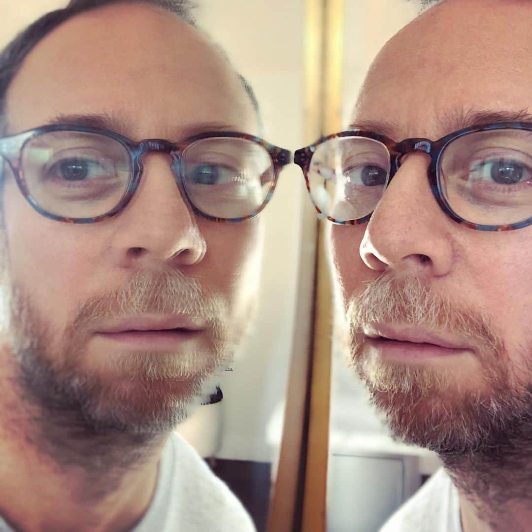 ケヴィン・サスマンのインスタグラム：「We both just woke up.」