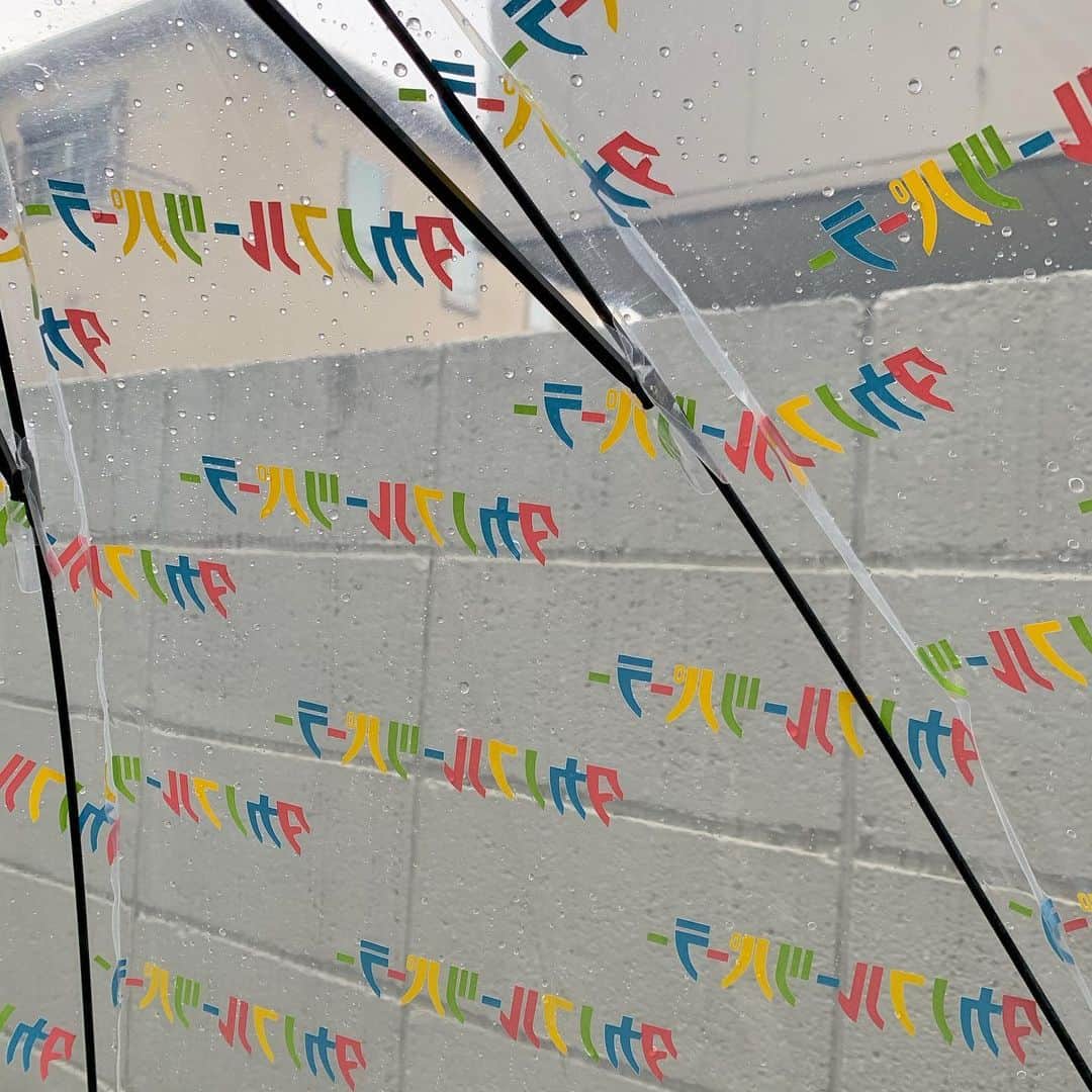 HONOKAのインスタグラム：「.〻  この傘のおかげで嫌いな雨もちょっとだけ好きになれそう🌧 気分上げるためにいろいろ工夫していきたい今日この頃です、、。 明日雨だね、、。🥺」