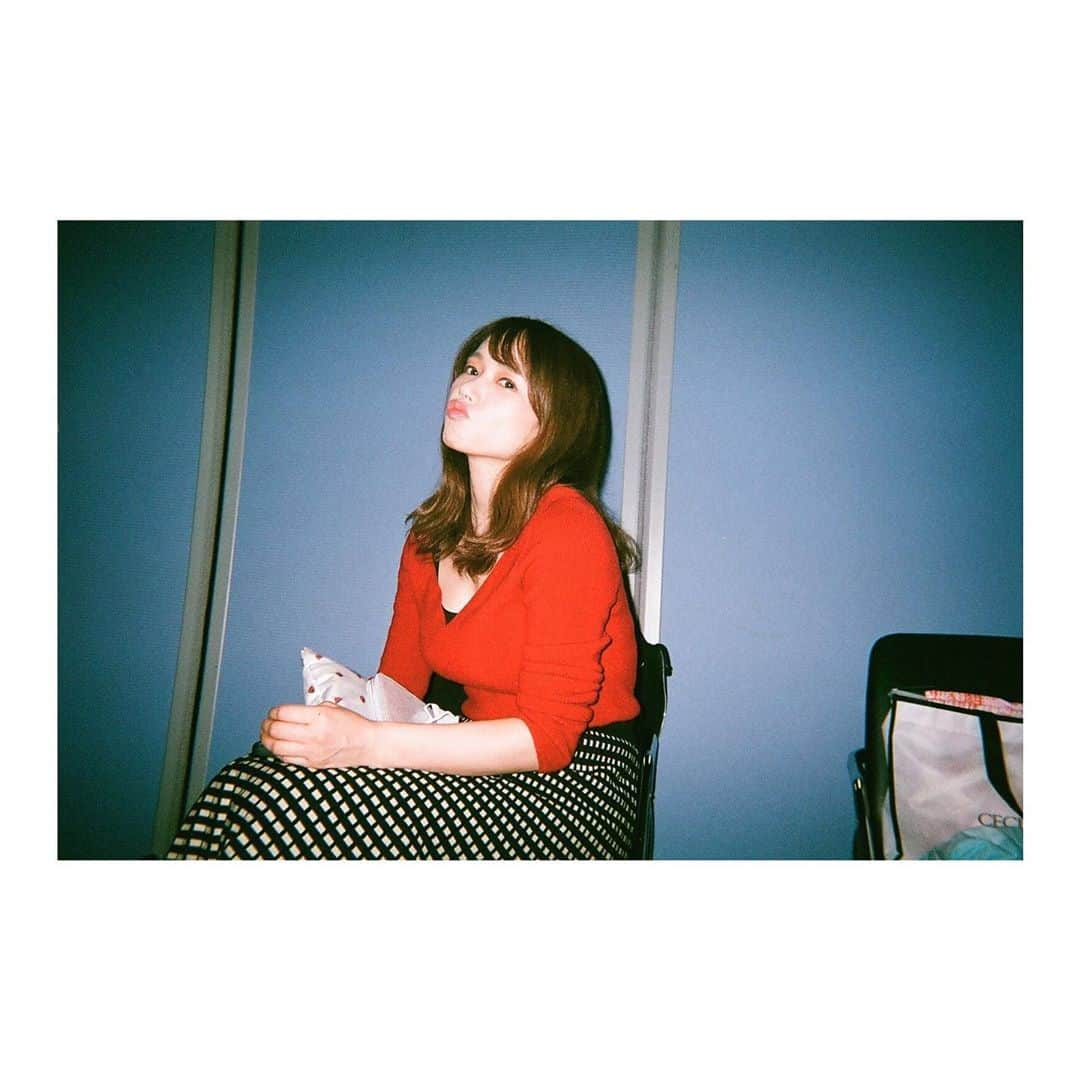 ソニンさんのインスタグラム写真 - (ソニンInstagram)「. #グッドバイ　のとき 長井短ちゃん @0mijika0  がフィルムカメラ(確か)撮ってくれた写真。 グッドバイが放送されるとの情報解禁されました。 🎭 KERA CROSS 第二弾 「#グッドバイ」 6月13日(土)後11:15、21日(日)後6:15 CS衛星劇場にて放送🎭 (公式ツイッター参照ください) . これは確か去年12月末の稽古時。 最後に立った舞台。 ギリギリ全公演できた作品。 まだ騒動になる前で、本当に当たり前のように作品に熱中して本番を演劇を全力楽しんでた…つい、この間。 . 完全自宅待機し始めて丸1ヶ月。 いろいろ考えいろいろ悩みいろいろ巡って、 進んでいます。 もうまもなく、何かしらのお知らせも。 皆様変わらず、お気をつけて、共にがんばりましょう。」4月26日 23時53分 - sonim_official