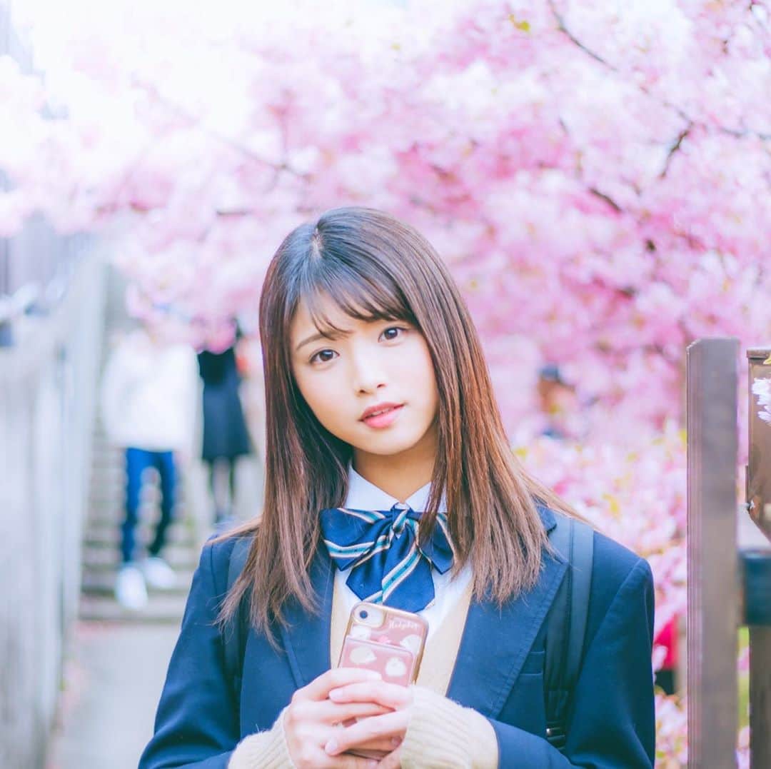山本ゆうかのインスタグラム：「﻿ 子どもと大人どっちが楽しいですか？﻿ ﻿ ﻿ ﻿ なんて質問をよく見かけますが﻿ 私は子どもの方が楽しい派です。﻿ ﻿ ﻿ ﻿ 大人になると出来る事は沢山増えますが﻿ 同時に責任も沢山増えます。﻿ ﻿ ﻿ ﻿ 「出来ること」が増える代わりに﻿ 「やらなければいけないこと」も増えるのです。﻿ ﻿ ﻿ ﻿ 大人になると出来ることといえば﻿ お酒を飲んだり、旅行に行ったり﻿ 仕事をする、家庭を持つ、お金を沢山使う﻿ ﻿ ﻿ といったことが思い浮かびます。﻿ ﻿ ﻿ ﻿ 例えば、「年3回海外旅行に行って、外国のお酒を飲むのが好き」﻿ という人なら、子どもよりも大人の方が楽しいと思えますが﻿ ﻿ ﻿ ﻿ 「お酒も飲まないし、基本的にお金はあまり使いたくないから、趣味や、遊びにお金は使わないんだ」﻿ という人なら、大人より子どもの方が楽しいと思うでしょう。﻿ ﻿ ﻿ ﻿ この人にとって、大人になるということは﻿ ただただ責任と年齢が増えただけなのですから。﻿ ﻿ ﻿ ﻿ ﻿ 結局はその人の性格次第で答えが変わってしまうので﻿ この質問をする事自体が間違いなのかもしれません。﻿ ﻿ ﻿ ﻿ ﻿ そうですね…﻿ 分かりやすく言うと﻿ ﻿ ﻿ ﻿ 「うんこ味のカレーと、カレー味のうんこ﻿ どっちを食べたい？」﻿ ﻿ ﻿ ﻿ という質問と同じくらい、答えがバラバラになります。﻿ ﻿ ﻿ ﻿ ﻿ ちなみに私は…………﻿ ﻿ ﻿ ﻿ ﻿ おっと………ここで私の意見を言ってしまうと﻿ 論争が起こってしまいますね。﻿ やめておきましょう。﻿ ﻿ ﻿ ﻿ ﻿ お後がよろしいようで。﻿ ﻿ ﻿ ﻿ ﻿ #よろしくない」