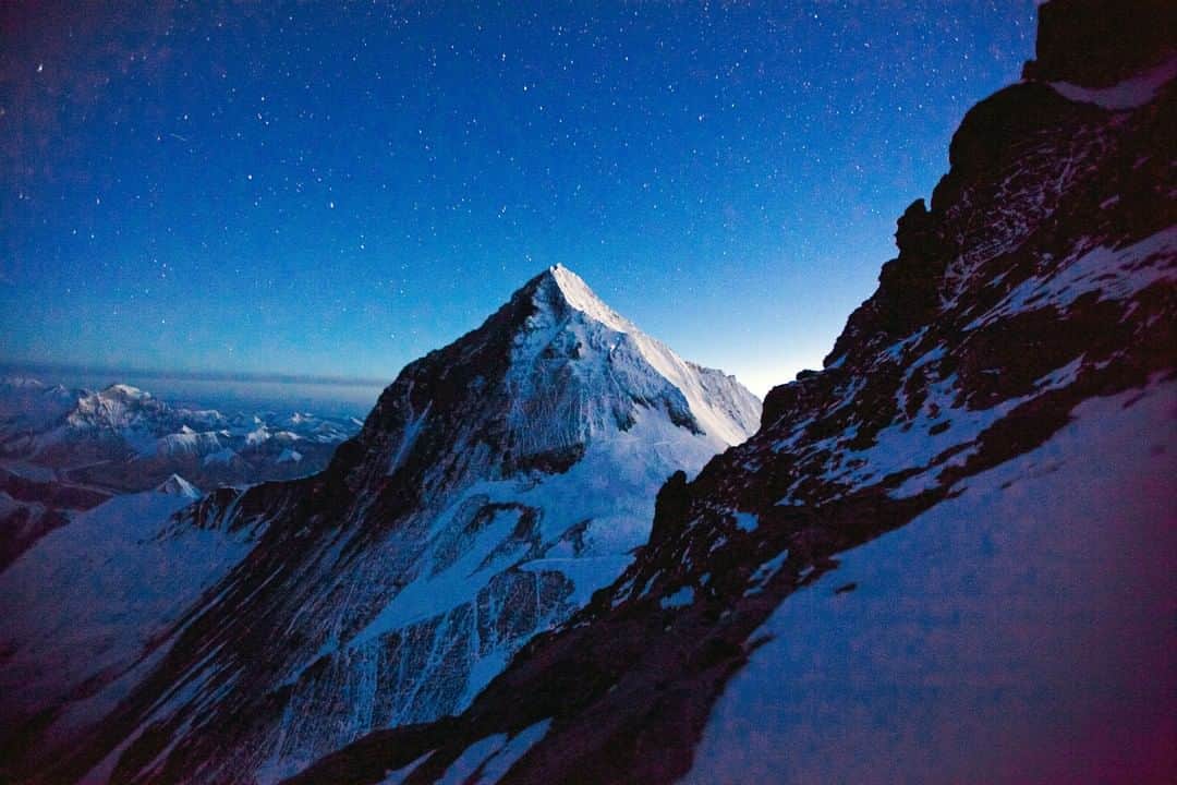 Cory Richardsさんのインスタグラム写真 - (Cory RichardsInstagram)「Sunrise and stars.⁠ ⁠ A trail of headlamps illuminates the upper ridge of Everest's summit pyramid as seen from the Lhotse Couloir, May 2010. ⁠ ⁠ (Special thanks to @benegas_brothers and @conrad_anker for making this one happen.)⁠ ⁠ @bespokereps #lhotse #Everest #himalaya #nepal #china #adventure #travel #mountains」4月27日 0時00分 - coryrichards