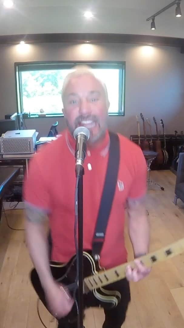 ジョン・フェルドマンのインスタグラム：「Happy Sunday! Here’s another @goldfingermusic quarantine video… So grateful for my crew @charliepaulson @mikeherreratd @moonvaljeanhere @nickgross and  @mattappleton from @reelbigfish @billykottage too for playing in the video! Hope you all enjoy! Thank you @natealbert for writing this with me... thank you @jgrabesmixes for mixing! @davidlackeymedia918 edited!」