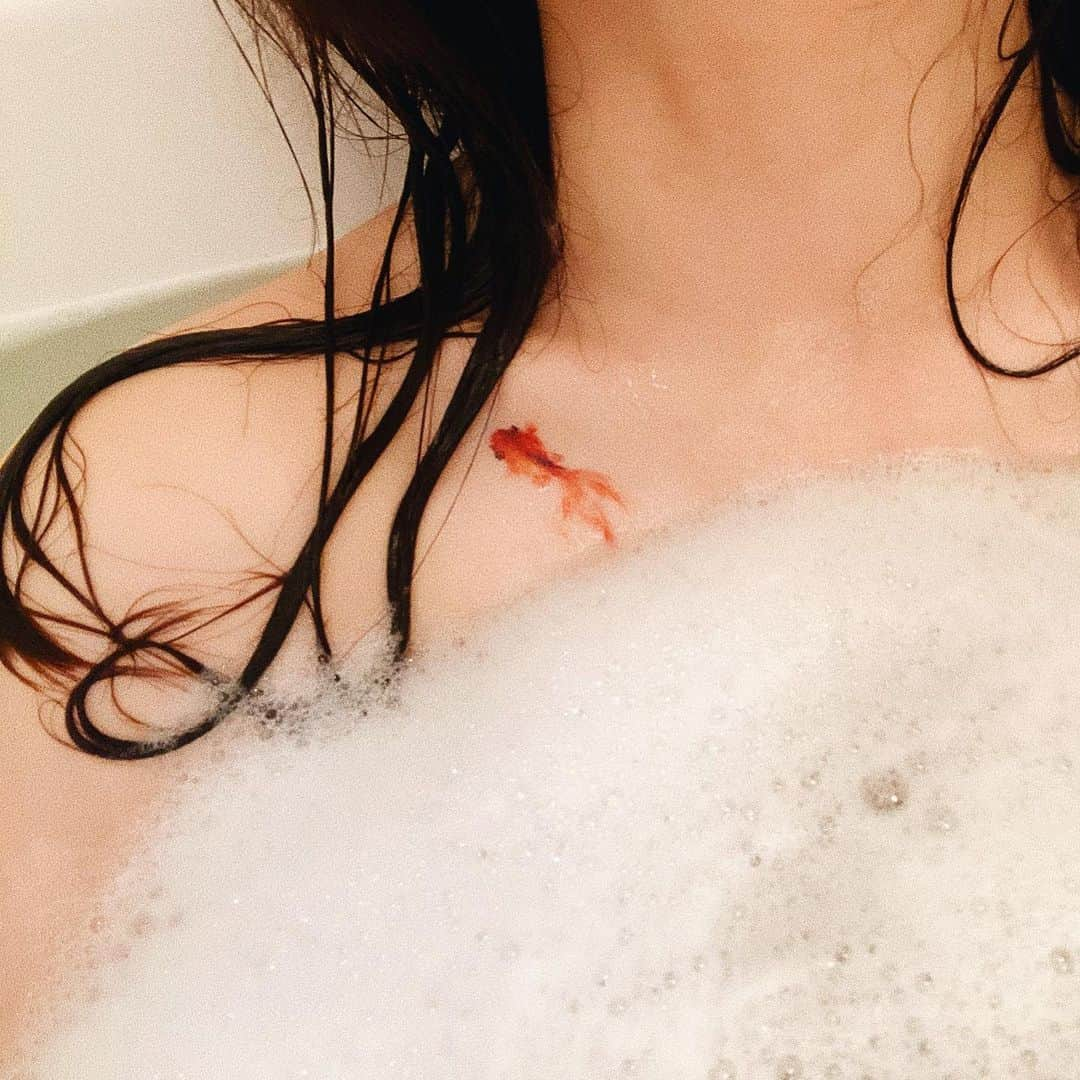 KATOCHIAYAさんのインスタグラム写真 - (KATOCHIAYAInstagram)「🛁 Can you keep a secret?🤫 . @suhada_irodore 様 ー いつもの日常を少しだけ特別に。ー . #タトゥーシール #tatoo #faketattoo #문신 #pr」4月27日 0時16分 - ebimi_benizy