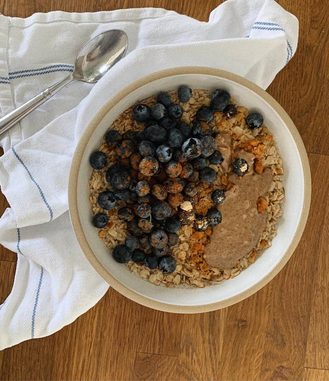 ダニエル・パナベイカーのインスタグラム：「Oatmeal has been my go-to breakfast lately. How about you?」