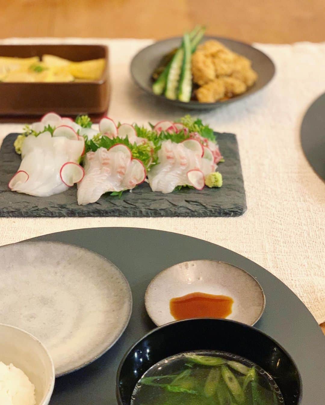 松見早枝子さんのインスタグラム写真 - (松見早枝子Instagram)「いま、近くのスーパーに限って買い物へ行っているので、なかなか手に入らないのが新鮮な魚介類🐟 ・ 今朝、いつもナチュラルで美味しい食材🌿✨を教えてくださる公美さん @ruban_kumi にご紹介頂き、お取り寄せした和歌山の#ハタナカ鮮魚 @fishhatanaka さんから季節のお魚がたくさん😆 ・ 早速今夜は、#真鯛のお刺身 と#コウイカのお刺身 、#生たらこ と刻み昆布と新生姜の煮物、#鯛のあら汁 に✨ ・ どちらも本当に美味しかった❤️ ・ 昨夜ゆでた#竹の子 はグラタンにする予定だったけど、せっかくだから新鮮なお魚をたくさん食べようとボリュームダウン。 シンプルにパルミジャーノ🧀をたっぷりかけ、オリーブオイルを回しかけてオーブントースターで焼きました。 ・ まだまだお魚はたくさん…❗️ ・ 使いきれなそうな分は冷凍したり昆布締めにしたり。 ・ 明日は何にしようかな。 ・ とりあえずは息子に飽きられないように、、😅💪 ・ ・ #お取り寄せ #おうち時間 #おうちで過ごそう #ステイホーム #stayhome #stayathome #ウェルネスフードスタイリスト #松見早枝子 #dinnerathome #japanesedinner #sashimi #wellnessfoodstylist #saekomatsumi」4月27日 0時34分 - saekomatsumi