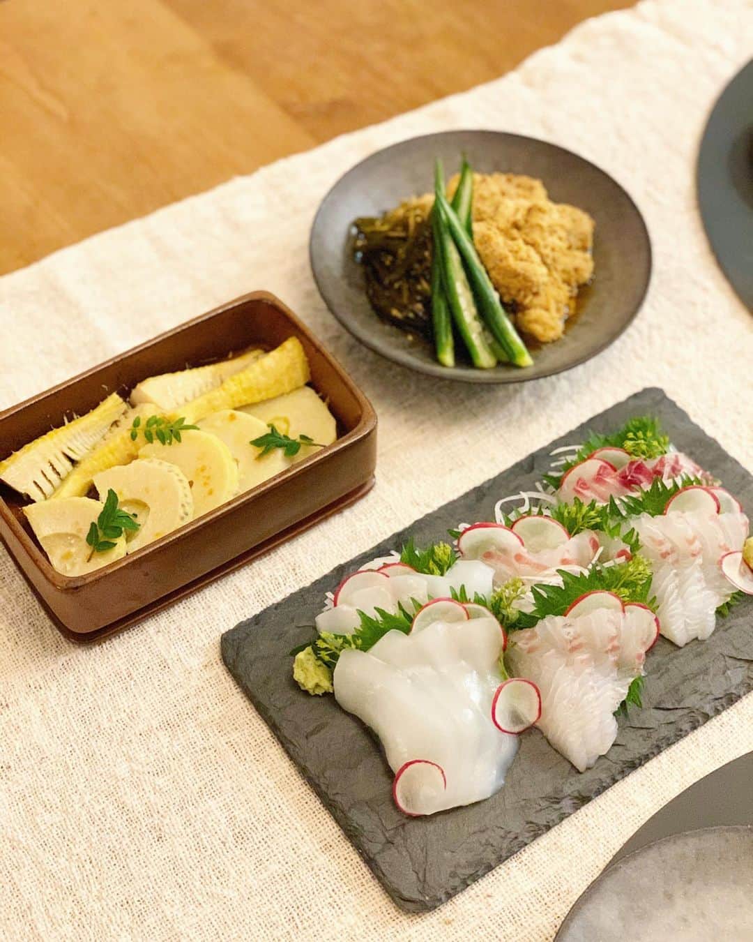 松見早枝子さんのインスタグラム写真 - (松見早枝子Instagram)「いま、近くのスーパーに限って買い物へ行っているので、なかなか手に入らないのが新鮮な魚介類🐟 ・ 今朝、いつもナチュラルで美味しい食材🌿✨を教えてくださる公美さん @ruban_kumi にご紹介頂き、お取り寄せした和歌山の#ハタナカ鮮魚 @fishhatanaka さんから季節のお魚がたくさん😆 ・ 早速今夜は、#真鯛のお刺身 と#コウイカのお刺身 、#生たらこ と刻み昆布と新生姜の煮物、#鯛のあら汁 に✨ ・ どちらも本当に美味しかった❤️ ・ 昨夜ゆでた#竹の子 はグラタンにする予定だったけど、せっかくだから新鮮なお魚をたくさん食べようとボリュームダウン。 シンプルにパルミジャーノ🧀をたっぷりかけ、オリーブオイルを回しかけてオーブントースターで焼きました。 ・ まだまだお魚はたくさん…❗️ ・ 使いきれなそうな分は冷凍したり昆布締めにしたり。 ・ 明日は何にしようかな。 ・ とりあえずは息子に飽きられないように、、😅💪 ・ ・ #お取り寄せ #おうち時間 #おうちで過ごそう #ステイホーム #stayhome #stayathome #ウェルネスフードスタイリスト #松見早枝子 #dinnerathome #japanesedinner #sashimi #wellnessfoodstylist #saekomatsumi」4月27日 0時34分 - saekomatsumi