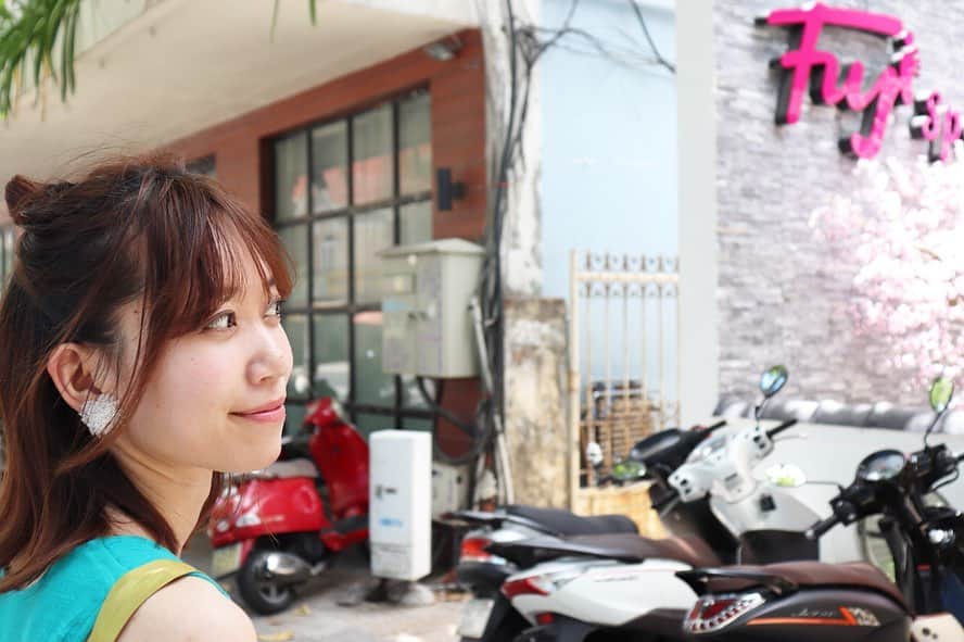 辻詩音さんのインスタグラム写真 - (辻詩音Instagram)「[おうちでエア旅行18] 1枚目、TRUESHOPという真実のお店が見えたので渡ろうとする人。 2〜3枚目、渡ろうとしたら、赤信号に変わったので、買ったお土産を自慢してごまかす人。 5枚目、ドラゴン橋。土日は火を吹きます(YouTubeベトナムのたび編で観れるよ！) 7〜8枚目大喜利写真に使えそうなやつ。みなさんどうぞ。 #辻詩音 #vietnam #singersongwriter #ベトナム #girlstrip #travelgirl」4月27日 0時38分 - shiontsuji