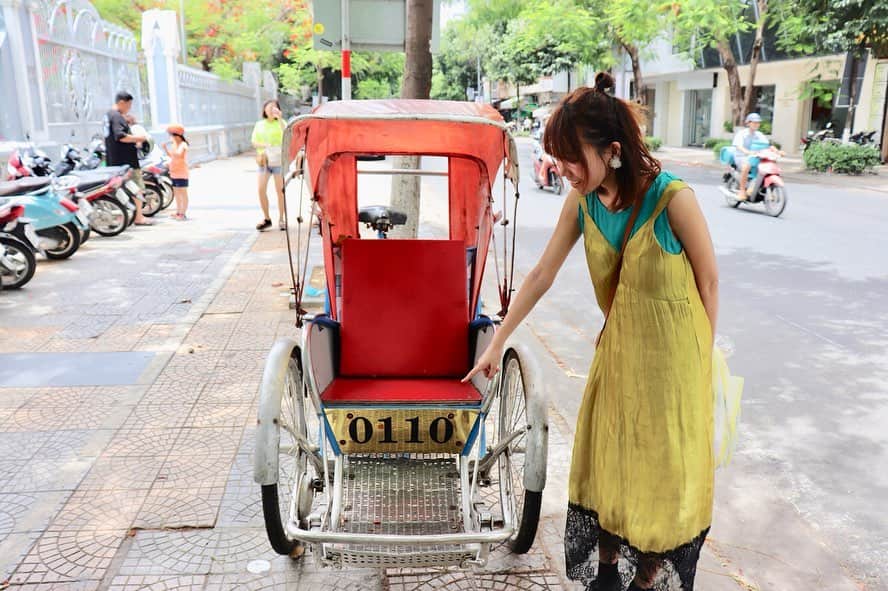 辻詩音さんのインスタグラム写真 - (辻詩音Instagram)「[おうちでエア旅行18] 1枚目、TRUESHOPという真実のお店が見えたので渡ろうとする人。 2〜3枚目、渡ろうとしたら、赤信号に変わったので、買ったお土産を自慢してごまかす人。 5枚目、ドラゴン橋。土日は火を吹きます(YouTubeベトナムのたび編で観れるよ！) 7〜8枚目大喜利写真に使えそうなやつ。みなさんどうぞ。 #辻詩音 #vietnam #singersongwriter #ベトナム #girlstrip #travelgirl」4月27日 0時38分 - shiontsuji