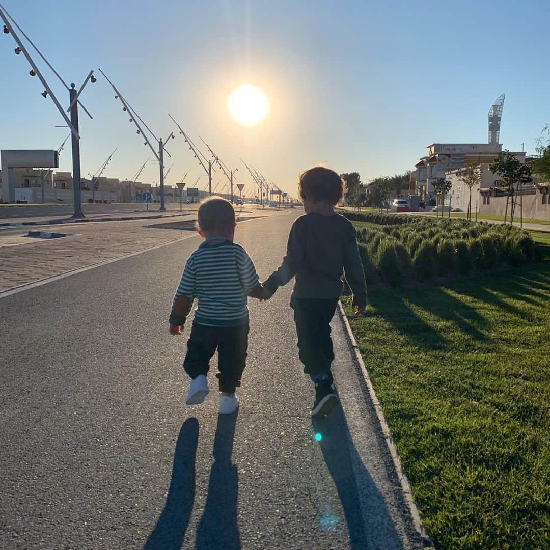 マルク・ムニエッサのインスタグラム：「There is always light at the end of the tunnel 👶🏼👦🏼」