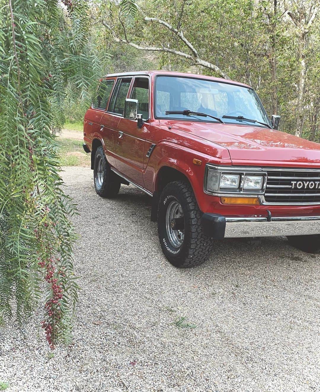 のインスタグラム：「In this time of crisis... here’s a picture of a sweet truck.  #landcruiser #vintagelandcruiser #fj62」